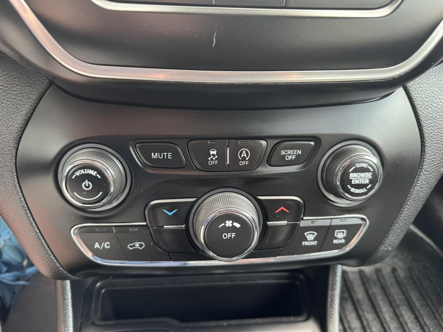 2020 BLUE /Grey Jeep Cherokee Latitude 4WD (1C4PJMCB4LD) with an 2.4L L4 DOHC 16V engine, 9A transmission, located at 116 5th Avenue South, Lewistown, MT, 59457, 47.063877, -109.427879 - Photo#15