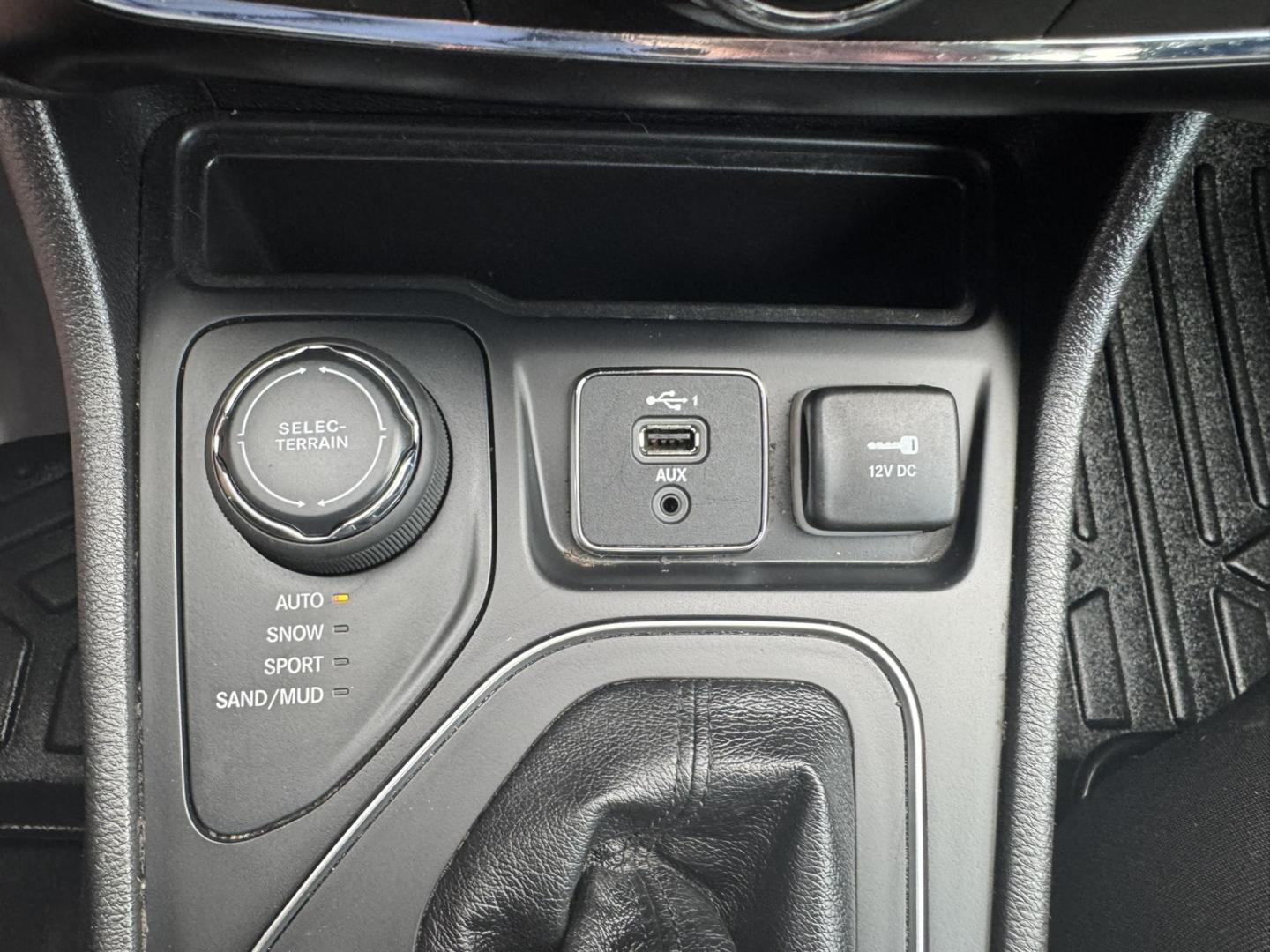 2020 BLUE /Grey Jeep Cherokee Latitude 4WD (1C4PJMCB4LD) with an 2.4L L4 DOHC 16V engine, 9A transmission, located at 116 5th Avenue South, Lewistown, MT, 59457, 47.063877, -109.427879 - Photo#16