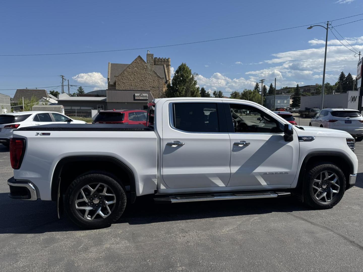 2022 WHITE /Grey GMC Sierra 1500 SLT Crew Cab 4WD (1GTUUDED4NZ) with an 5.3L V8 OHV 16V engine, 6A transmission, located at 116 5th Avenue South, Lewistown, MT, 59457, 47.063877, -109.427879 - Check out this 2022 GMC Sierra 1500 Crew Cab 4WD with the proven 5.3L V8. This truck has the space, power, and capability you need, plus it’s loaded with the right options. Outfitted with the Convenience Package, Preferred Package, and the X31 Off-Road Package, it’s built for comfort on the insi - Photo#1