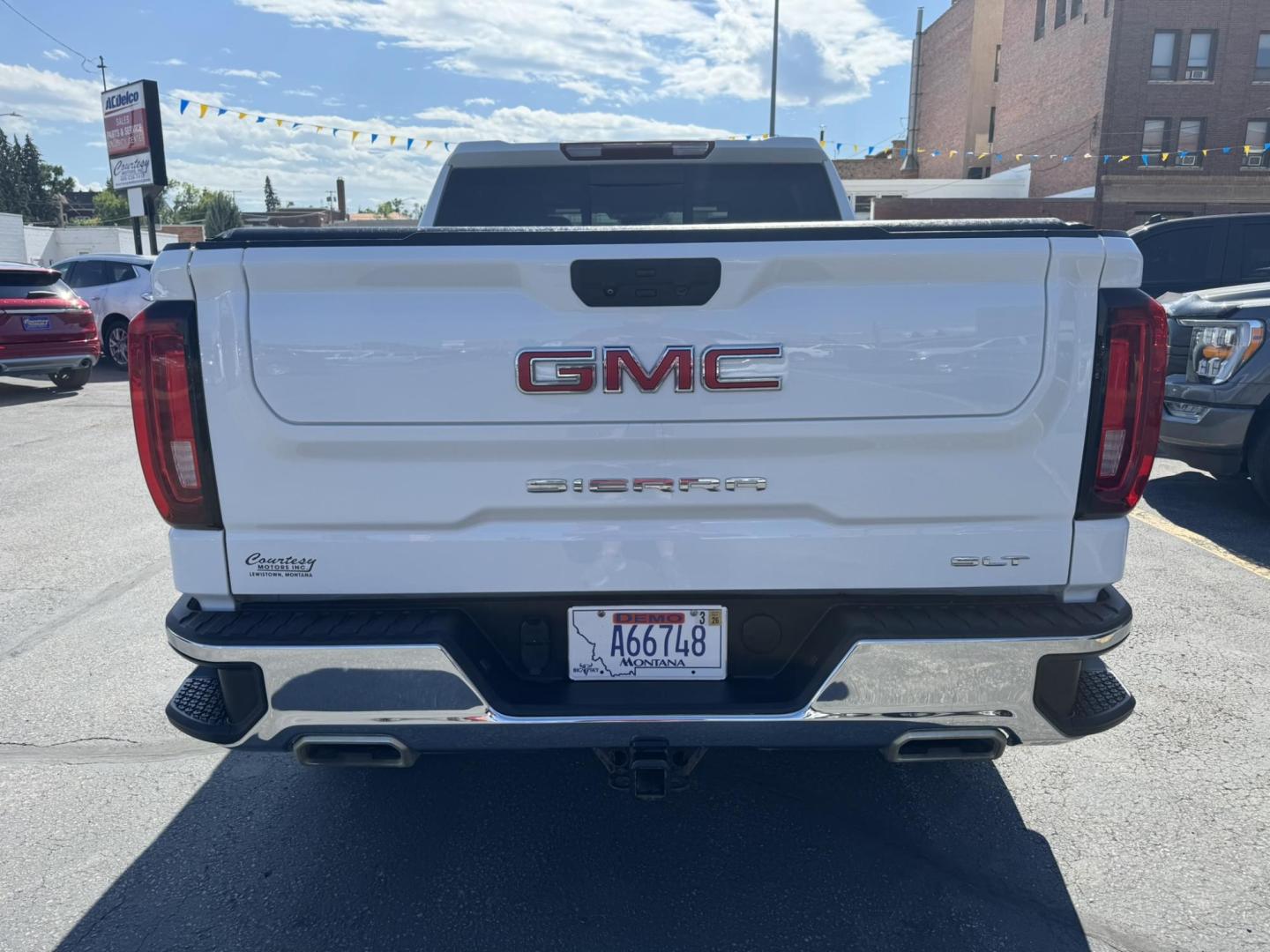 2022 WHITE /Grey GMC Sierra 1500 SLT Crew Cab 4WD (1GTUUDED4NZ) with an 5.3L V8 OHV 16V engine, 6A transmission, located at 116 5th Avenue South, Lewistown, MT, 59457, 47.063877, -109.427879 - Check out this 2022 GMC Sierra 1500 Crew Cab 4WD with the proven 5.3L V8. This truck has the space, power, and capability you need, plus it’s loaded with the right options. Outfitted with the Convenience Package, Preferred Package, and the X31 Off-Road Package, it’s built for comfort on the insi - Photo#3