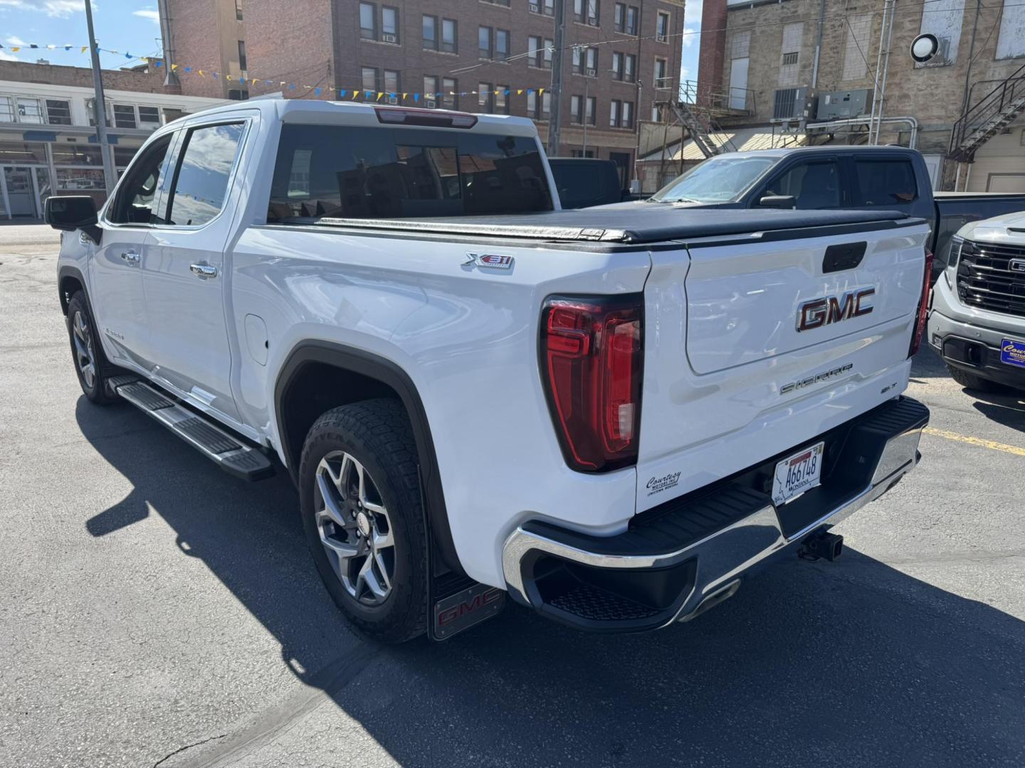 2022 WHITE /Grey GMC Sierra 1500 SLT Crew Cab 4WD (1GTUUDED4NZ) with an 5.3L V8 OHV 16V engine, 6A transmission, located at 116 5th Avenue South, Lewistown, MT, 59457, 47.063877, -109.427879 - Check out this 2022 GMC Sierra 1500 Crew Cab 4WD with the proven 5.3L V8. This truck has the space, power, and capability you need, plus it’s loaded with the right options. Outfitted with the Convenience Package, Preferred Package, and the X31 Off-Road Package, it’s built for comfort on the insi - Photo#5