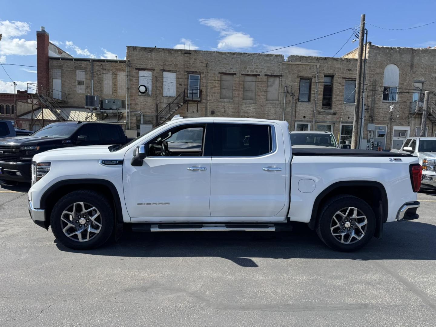 2022 WHITE /Grey GMC Sierra 1500 SLT Crew Cab 4WD (1GTUUDED4NZ) with an 5.3L V8 OHV 16V engine, 6A transmission, located at 116 5th Avenue South, Lewistown, MT, 59457, 47.063877, -109.427879 - Check out this 2022 GMC Sierra 1500 Crew Cab 4WD with the proven 5.3L V8. This truck has the space, power, and capability you need, plus it’s loaded with the right options. Outfitted with the Convenience Package, Preferred Package, and the X31 Off-Road Package, it’s built for comfort on the insi - Photo#6