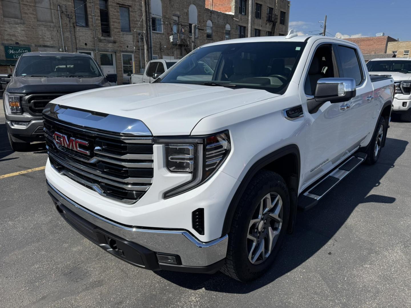 2022 WHITE /Grey GMC Sierra 1500 SLT Crew Cab 4WD (1GTUUDED4NZ) with an 5.3L V8 OHV 16V engine, 6A transmission, located at 116 5th Avenue South, Lewistown, MT, 59457, 47.063877, -109.427879 - Check out this 2022 GMC Sierra 1500 Crew Cab 4WD with the proven 5.3L V8. This truck has the space, power, and capability you need, plus it’s loaded with the right options. Outfitted with the Convenience Package, Preferred Package, and the X31 Off-Road Package, it’s built for comfort on the insi - Photo#7