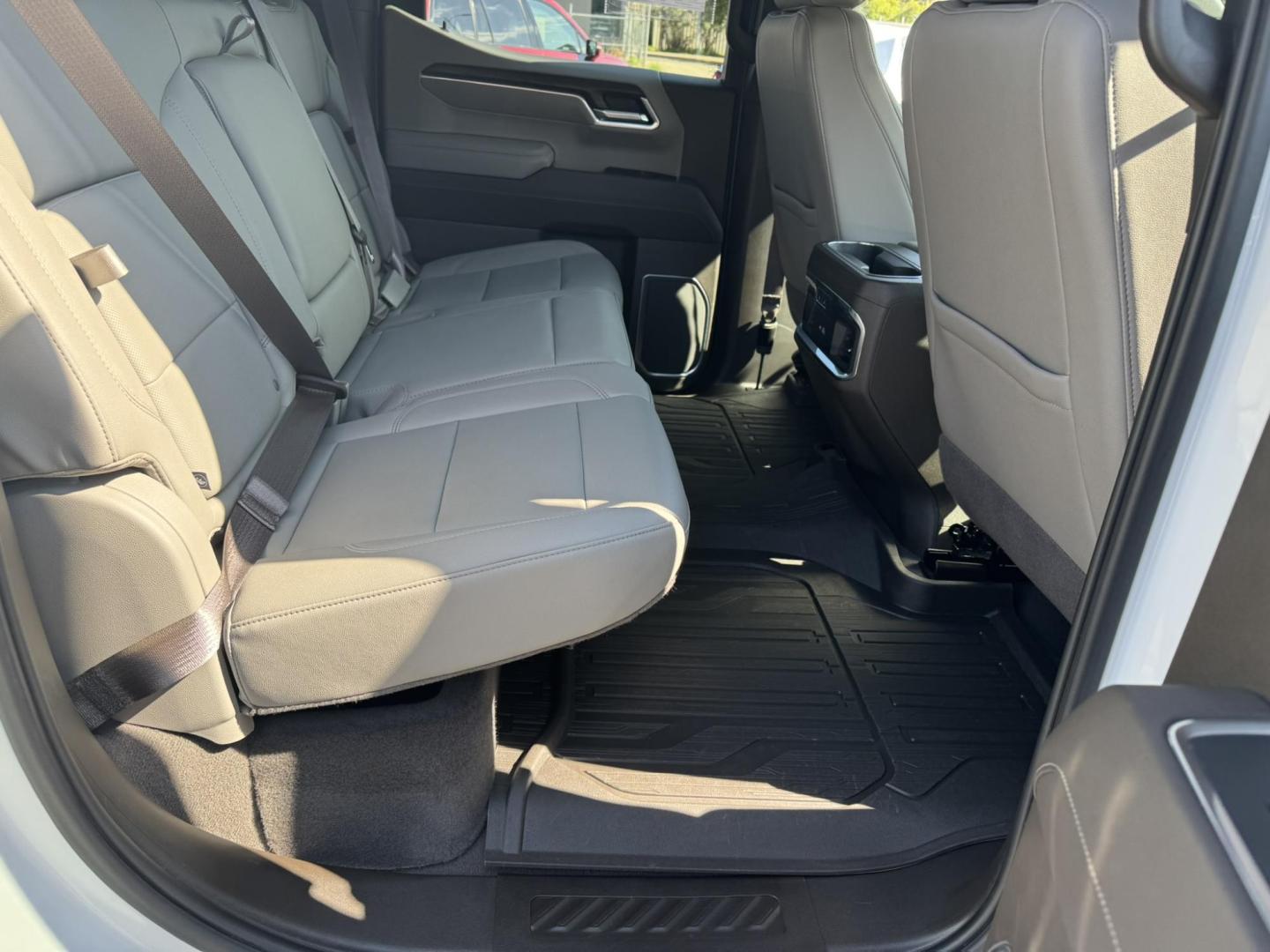 2022 WHITE /Grey GMC Sierra 1500 SLT Crew Cab 4WD (1GTUUDED4NZ) with an 5.3L V8 OHV 16V engine, 6A transmission, located at 116 5th Avenue South, Lewistown, MT, 59457, 47.063877, -109.427879 - Check out this 2022 GMC Sierra 1500 Crew Cab 4WD with the proven 5.3L V8. This truck has the space, power, and capability you need, plus it’s loaded with the right options. Outfitted with the Convenience Package, Preferred Package, and the X31 Off-Road Package, it’s built for comfort on the insi - Photo#9