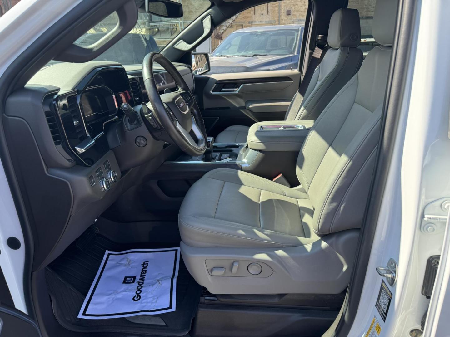 2022 WHITE /Grey GMC Sierra 1500 SLT Crew Cab 4WD (1GTUUDED4NZ) with an 5.3L V8 OHV 16V engine, 6A transmission, located at 116 5th Avenue South, Lewistown, MT, 59457, 47.063877, -109.427879 - Check out this 2022 GMC Sierra 1500 Crew Cab 4WD with the proven 5.3L V8. This truck has the space, power, and capability you need, plus it’s loaded with the right options. Outfitted with the Convenience Package, Preferred Package, and the X31 Off-Road Package, it’s built for comfort on the insi - Photo#11