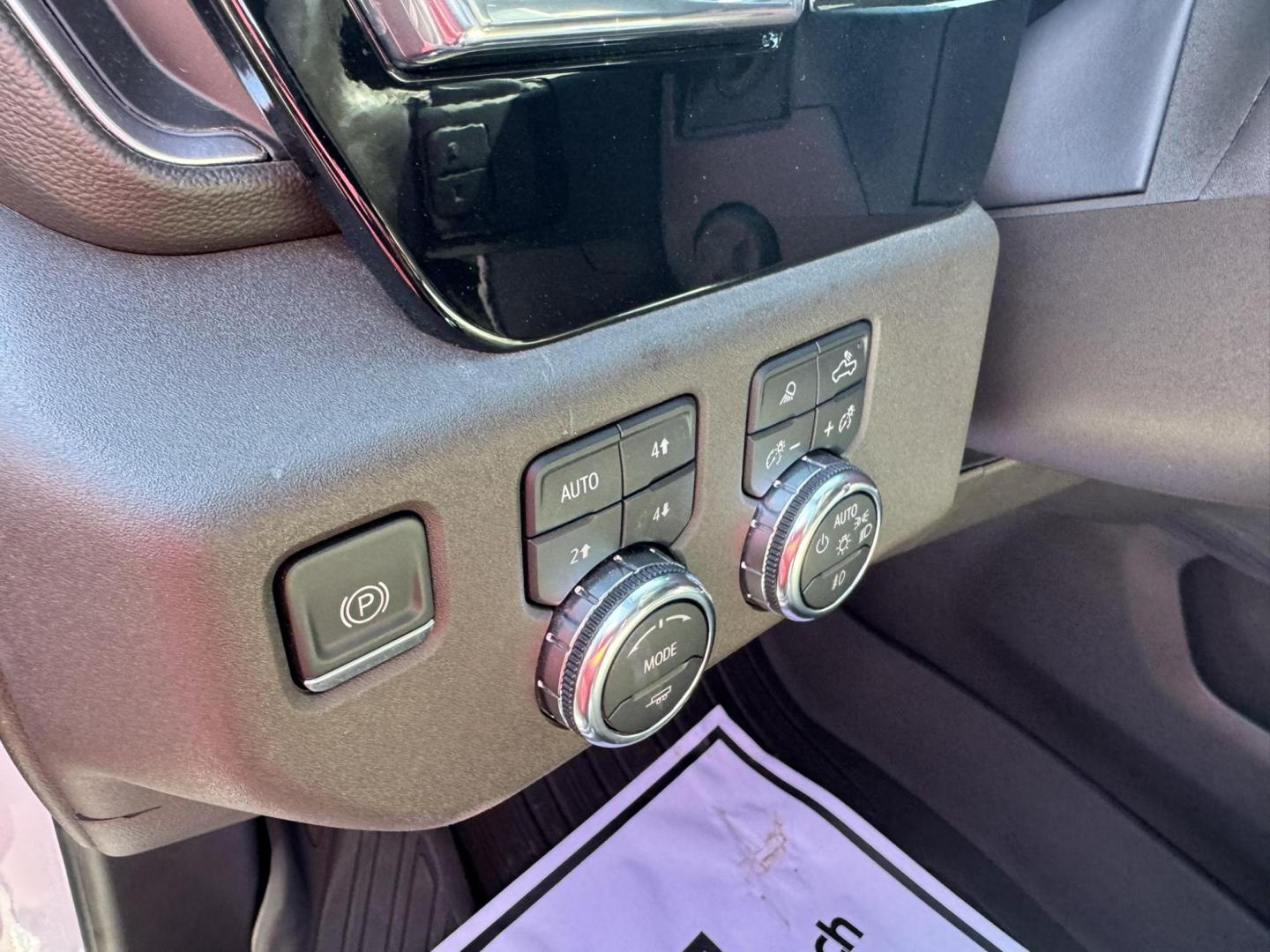 2022 WHITE /Grey GMC Sierra 1500 SLT Crew Cab 4WD (1GTUUDED4NZ) with an 5.3L V8 OHV 16V engine, 6A transmission, located at 116 5th Avenue South, Lewistown, MT, 59457, 47.063877, -109.427879 - Check out this 2022 GMC Sierra 1500 Crew Cab 4WD with the proven 5.3L V8. This truck has the space, power, and capability you need, plus it’s loaded with the right options. Outfitted with the Convenience Package, Preferred Package, and the X31 Off-Road Package, it’s built for comfort on the insi - Photo#14