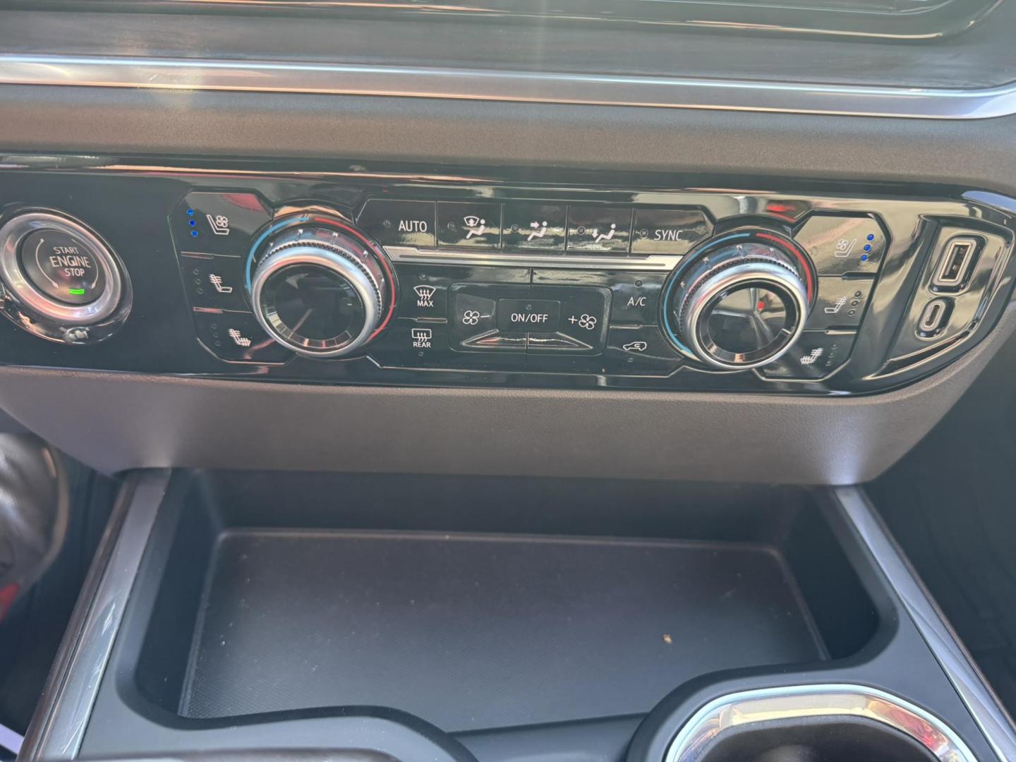 2022 WHITE /Grey GMC Sierra 1500 SLT Crew Cab 4WD (1GTUUDED4NZ) with an 5.3L V8 OHV 16V engine, 6A transmission, located at 116 5th Avenue South, Lewistown, MT, 59457, 47.063877, -109.427879 - Check out this 2022 GMC Sierra 1500 Crew Cab 4WD with the proven 5.3L V8. This truck has the space, power, and capability you need, plus it’s loaded with the right options. Outfitted with the Convenience Package, Preferred Package, and the X31 Off-Road Package, it’s built for comfort on the insi - Photo#21