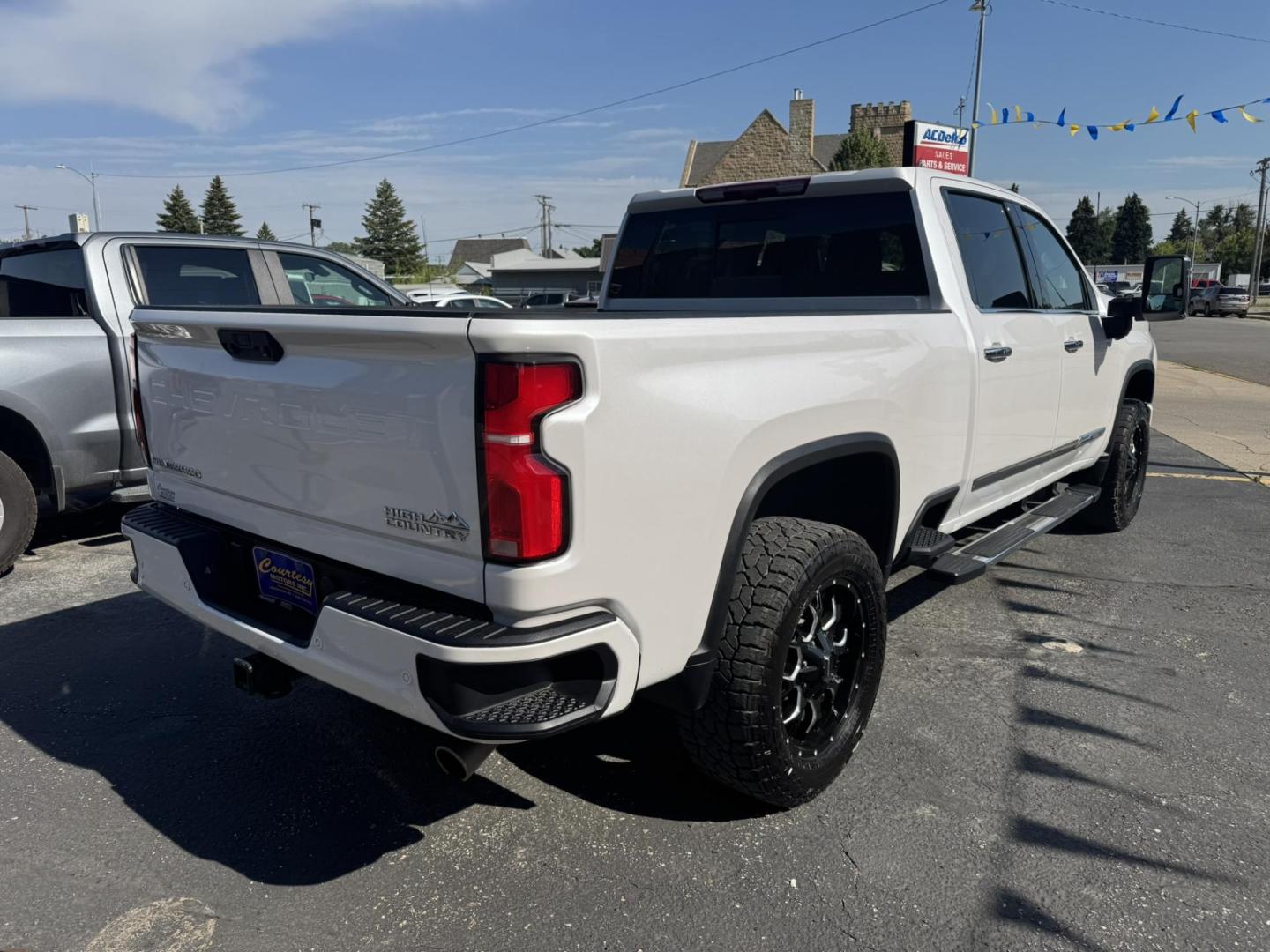 2024 WHITE /Black/Brown Chevrolet Silverado 2500HD High Country Crew Cab Short Box 4WD (1GC4YRE75RF) with an 6.6L V8 OHV 16V engine, 6A transmission, located at 116 5th Avenue South, Lewistown, MT, 59457, 47.063877, -109.427879 - Here’s the heavy-duty truck that checks every box. This 2024 Silverado 2500HD High Country gives you premium comfort and style with the capability you expect from a Chevy HD. Under the hood is the reliable 6.6L V8 gas engine paired with 4-wheel drive, built to tow, haul, and handle tough jobs with - Photo#5