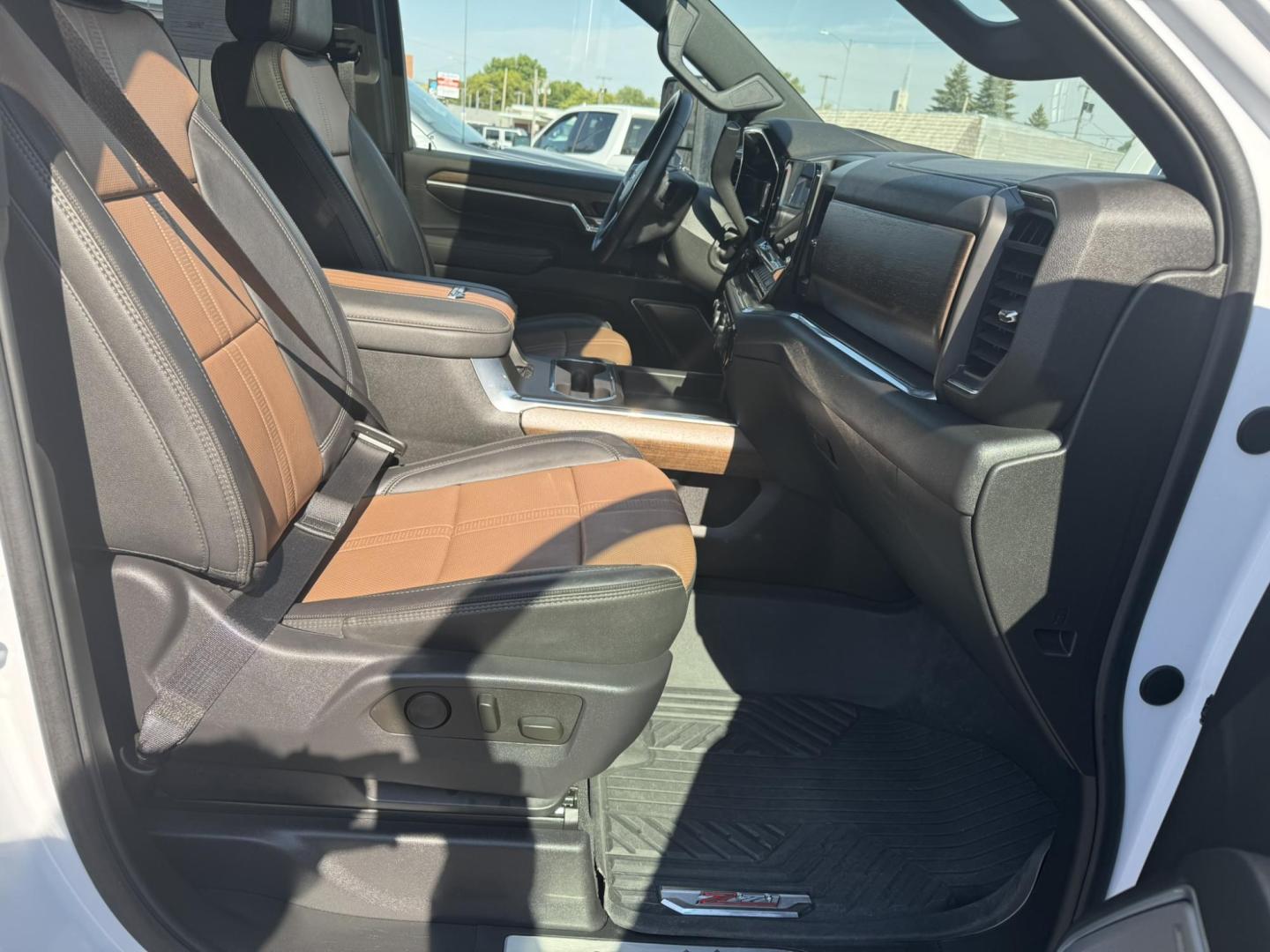 2024 WHITE /Black/Brown Chevrolet Silverado 2500HD High Country Crew Cab Short Box 4WD (1GC4YRE75RF) with an 6.6L V8 OHV 16V engine, 6A transmission, located at 116 5th Avenue South, Lewistown, MT, 59457, 47.063877, -109.427879 - Here’s the heavy-duty truck that checks every box. This 2024 Silverado 2500HD High Country gives you premium comfort and style with the capability you expect from a Chevy HD. Under the hood is the reliable 6.6L V8 gas engine paired with 4-wheel drive, built to tow, haul, and handle tough jobs with - Photo#8