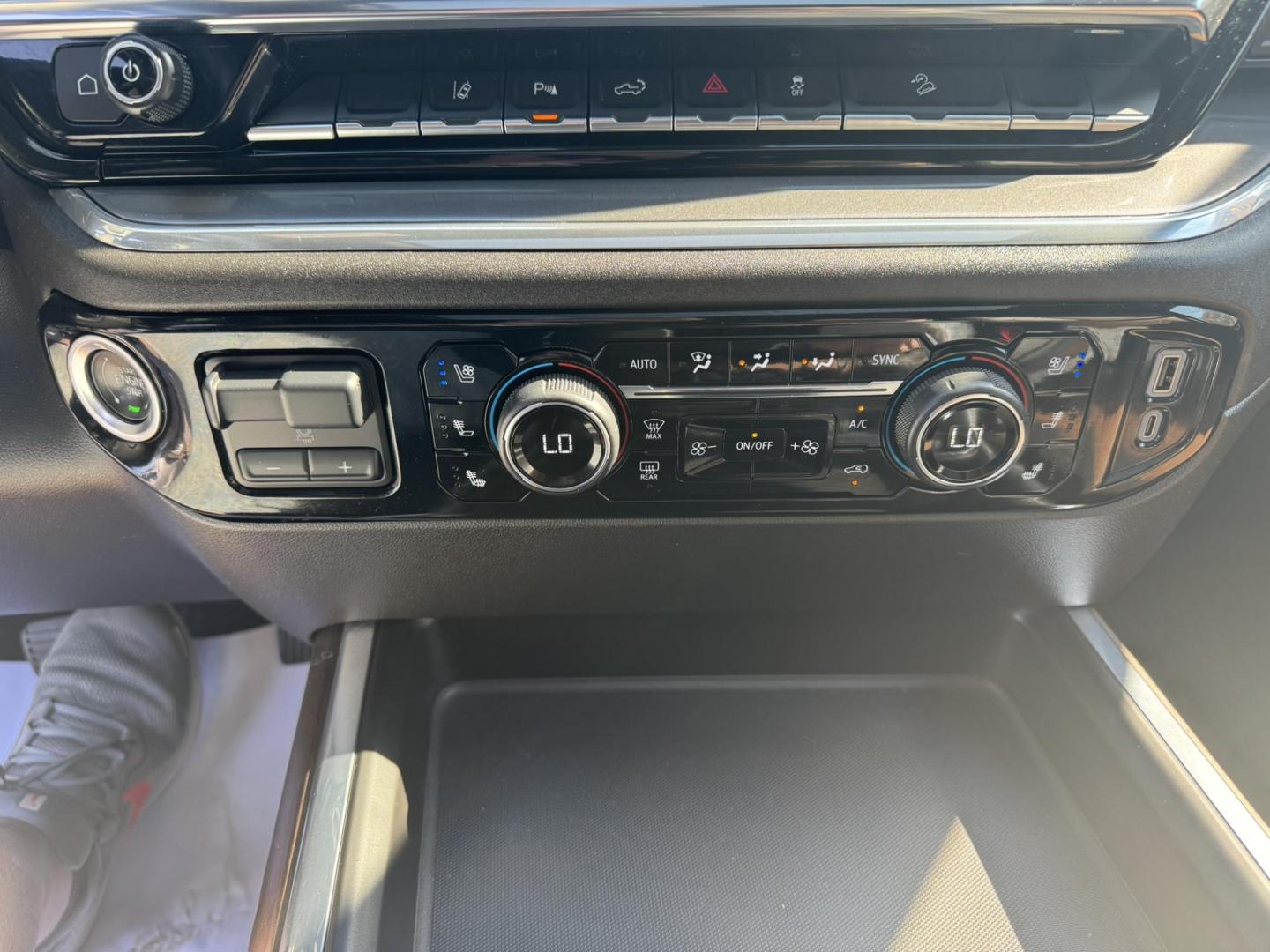2024 WHITE /Black/Brown Chevrolet Silverado 2500HD High Country Crew Cab Short Box 4WD (1GC4YRE75RF) with an 6.6L V8 OHV 16V engine, 6A transmission, located at 116 5th Avenue South, Lewistown, MT, 59457, 47.063877, -109.427879 - Here’s the heavy-duty truck that checks every box. This 2024 Silverado 2500HD High Country gives you premium comfort and style with the capability you expect from a Chevy HD. Under the hood is the reliable 6.6L V8 gas engine paired with 4-wheel drive, built to tow, haul, and handle tough jobs with - Photo#20