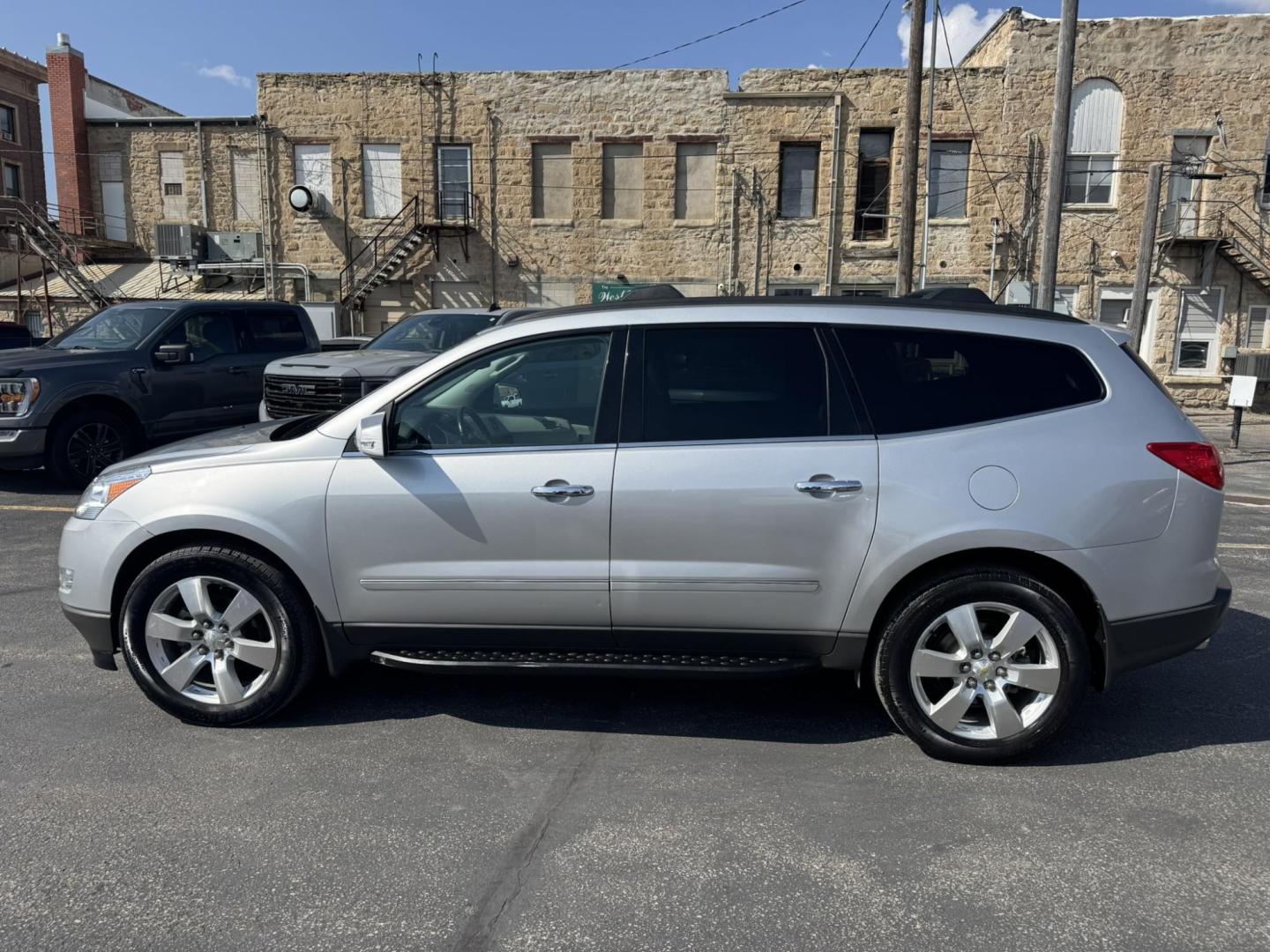 2012 Silver /Cream Chevrolet Traverse LTZ AWD (1GNKVLED7CJ) with an 3.6L V6 DOHC 24V engine, 6-Speed Automatic transmission, located at 116 5th Avenue South, Lewistown, MT, 59457, 47.063877, -109.427879 - LOCAL TRADE, WELL MAINTAINED AWD! - Photo#5