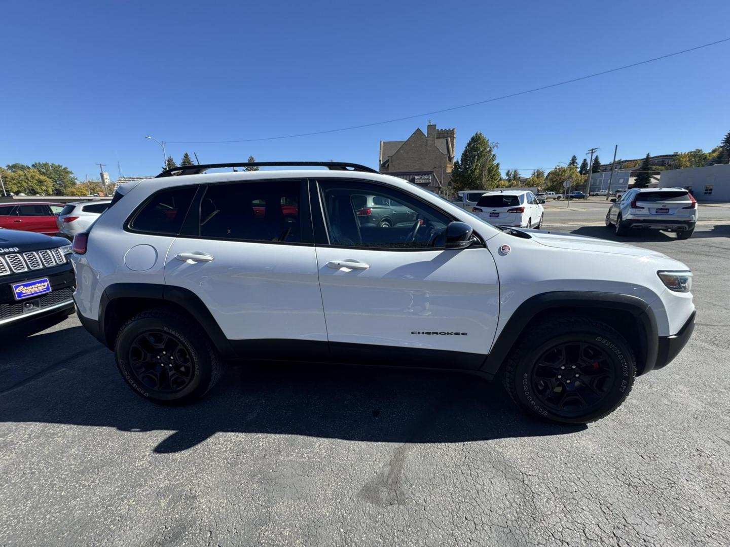 2022 WHITE /Grey Jeep Cherokee Trailhawk 4WD (1C4PJMBXXND) with an 3.2L V6 DOHC 24V engine, 9A transmission, located at 116 5th Avenue South, Lewistown, MT, 59457, 47.063877, -109.427879 - Adventure meets everyday comfort in this 2022 Jeep Cherokee Trailhawk, a rugged SUV that’s just as at home on city streets as it is on backcountry trails. This one-owner vehicle comes with a clean CarFax, giving you confidence in its history and care. The Trailhawk trim is built for capability, w - Photo#1