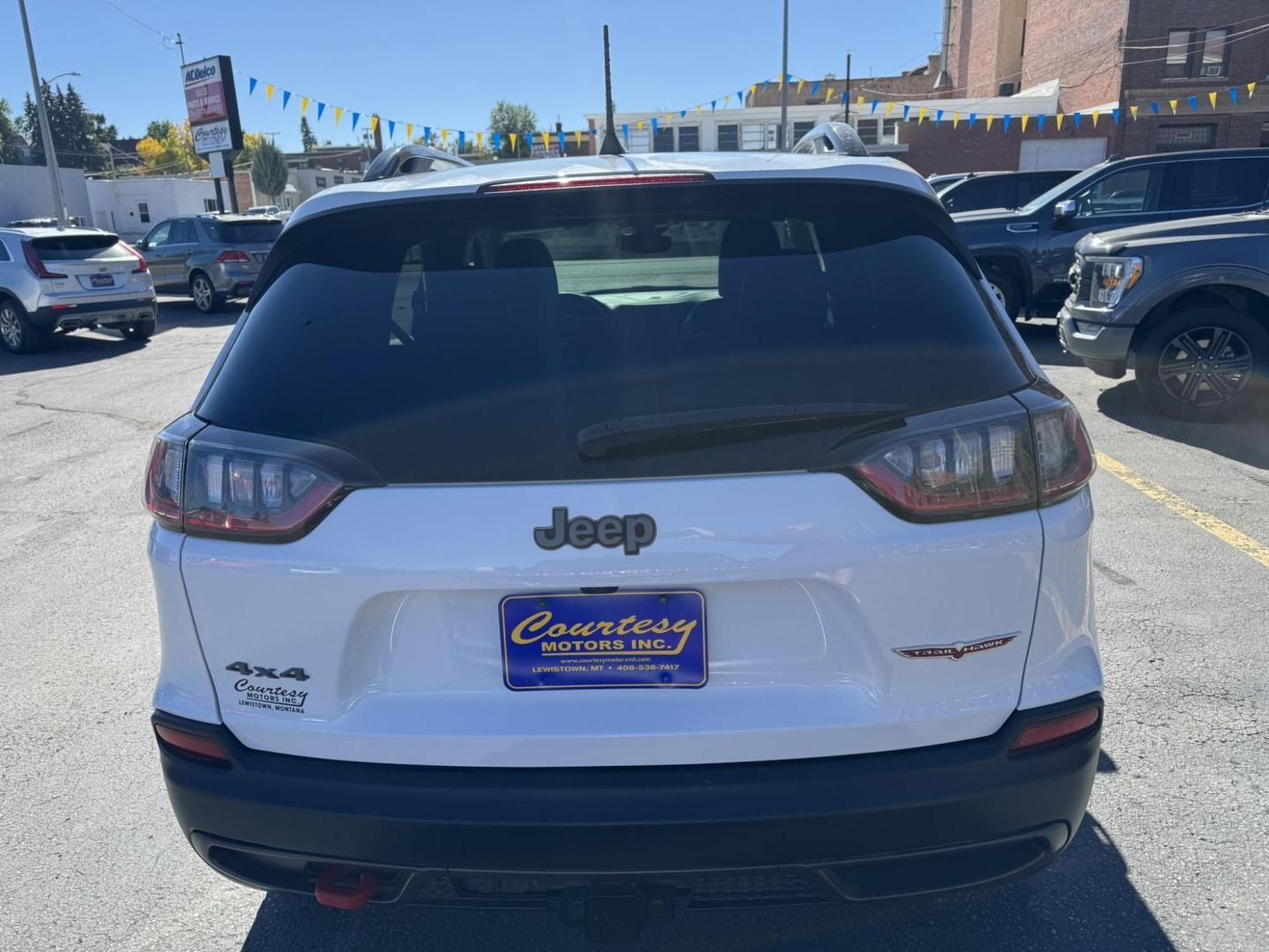 2022 WHITE /Grey Jeep Cherokee Trailhawk 4WD (1C4PJMBXXND) with an 3.2L V6 DOHC 24V engine, 9A transmission, located at 116 5th Avenue South, Lewistown, MT, 59457, 47.063877, -109.427879 - Adventure meets everyday comfort in this 2022 Jeep Cherokee Trailhawk, a rugged SUV that’s just as at home on city streets as it is on backcountry trails. This one-owner vehicle comes with a clean CarFax, giving you confidence in its history and care. The Trailhawk trim is built for capability, w - Photo#3