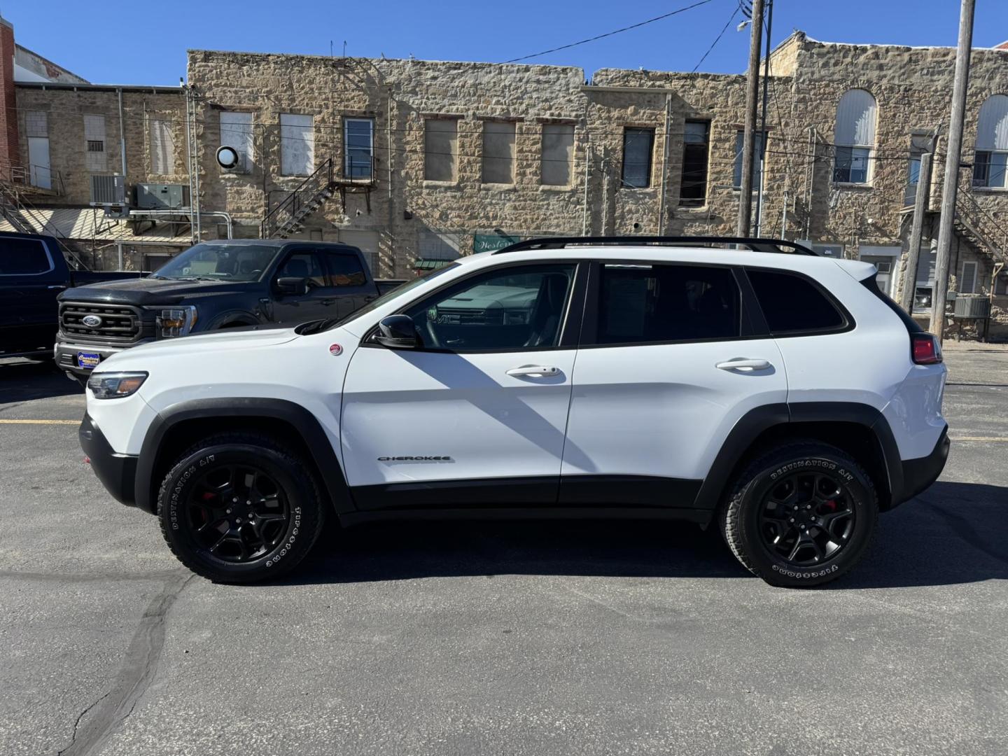 2022 WHITE /Grey Jeep Cherokee Trailhawk 4WD (1C4PJMBXXND) with an 3.2L V6 DOHC 24V engine, 9A transmission, located at 116 5th Avenue South, Lewistown, MT, 59457, 47.063877, -109.427879 - Adventure meets everyday comfort in this 2022 Jeep Cherokee Trailhawk, a rugged SUV that’s just as at home on city streets as it is on backcountry trails. This one-owner vehicle comes with a clean CarFax, giving you confidence in its history and care. The Trailhawk trim is built for capability, w - Photo#5