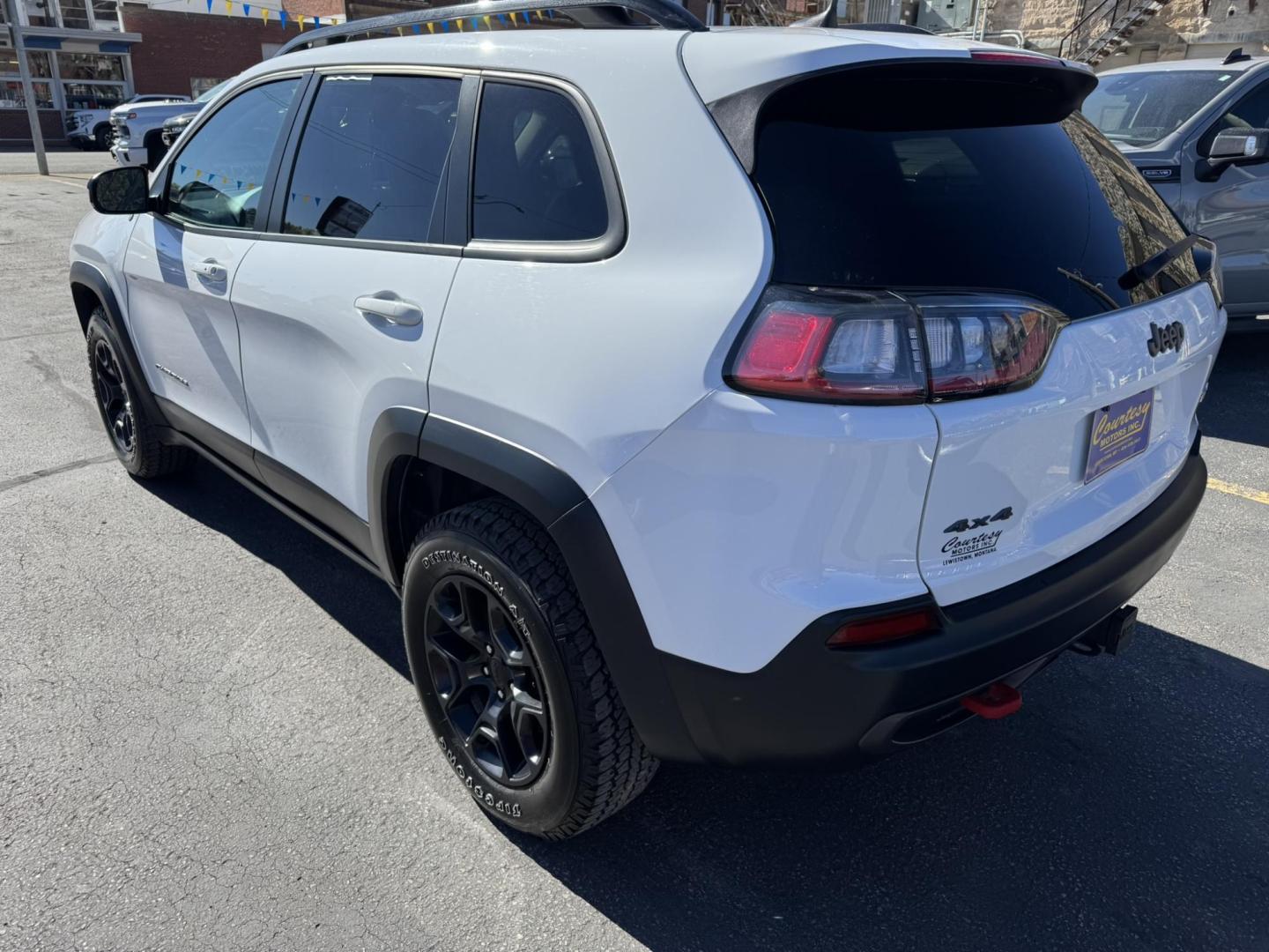 2022 WHITE /Grey Jeep Cherokee Trailhawk 4WD (1C4PJMBXXND) with an 3.2L V6 DOHC 24V engine, 9A transmission, located at 116 5th Avenue South, Lewistown, MT, 59457, 47.063877, -109.427879 - Adventure meets everyday comfort in this 2022 Jeep Cherokee Trailhawk, a rugged SUV that’s just as at home on city streets as it is on backcountry trails. This one-owner vehicle comes with a clean CarFax, giving you confidence in its history and care. The Trailhawk trim is built for capability, w - Photo#4