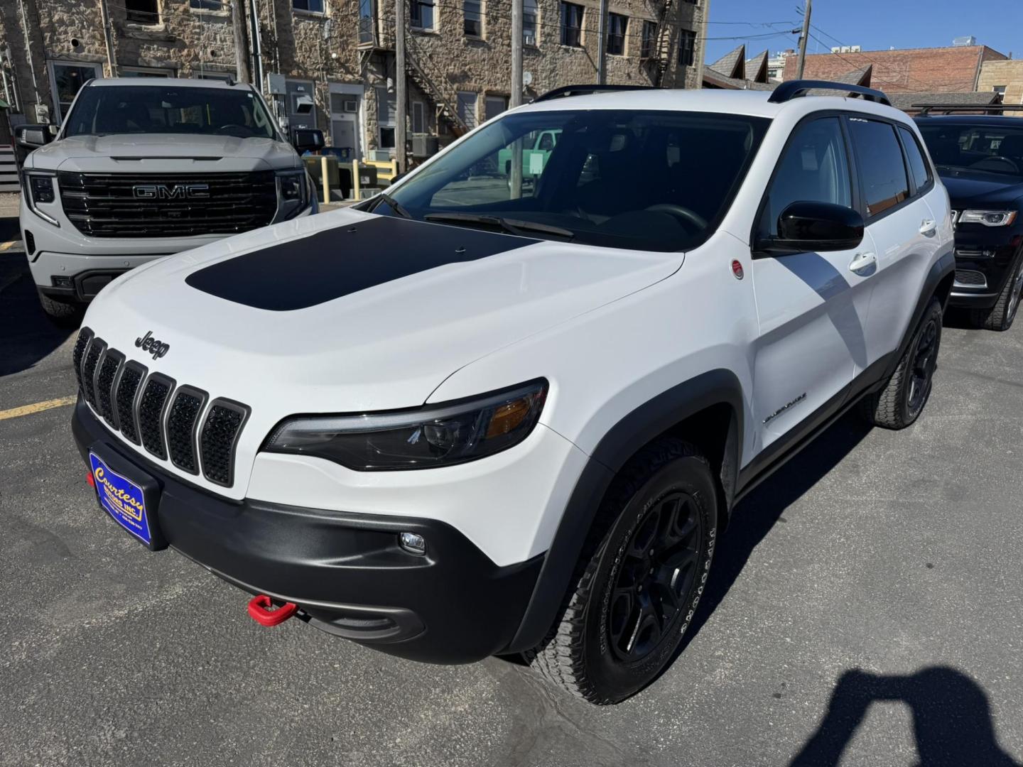 2022 WHITE /Grey Jeep Cherokee Trailhawk 4WD (1C4PJMBXXND) with an 3.2L V6 DOHC 24V engine, 9A transmission, located at 116 5th Avenue South, Lewistown, MT, 59457, 47.063877, -109.427879 - Adventure meets everyday comfort in this 2022 Jeep Cherokee Trailhawk, a rugged SUV that’s just as at home on city streets as it is on backcountry trails. This one-owner vehicle comes with a clean CarFax, giving you confidence in its history and care. The Trailhawk trim is built for capability, w - Photo#6
