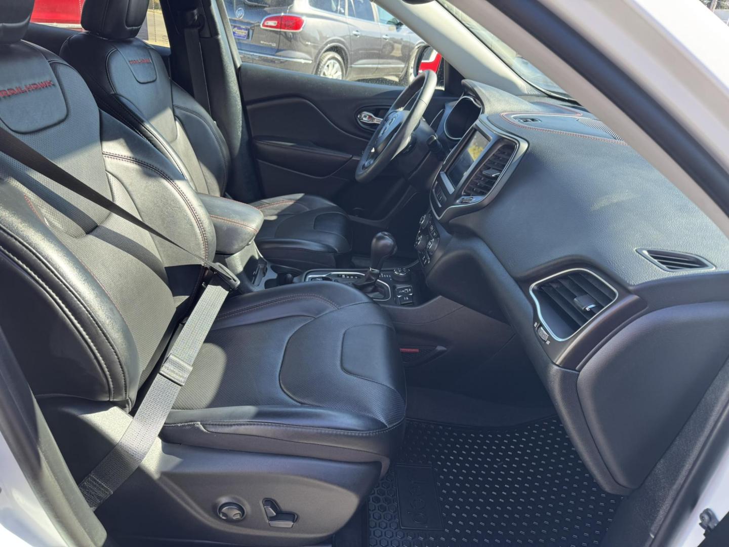 2022 WHITE /Grey Jeep Cherokee Trailhawk 4WD (1C4PJMBXXND) with an 3.2L V6 DOHC 24V engine, 9A transmission, located at 116 5th Avenue South, Lewistown, MT, 59457, 47.063877, -109.427879 - Adventure meets everyday comfort in this 2022 Jeep Cherokee Trailhawk, a rugged SUV that’s just as at home on city streets as it is on backcountry trails. This one-owner vehicle comes with a clean CarFax, giving you confidence in its history and care. The Trailhawk trim is built for capability, w - Photo#7