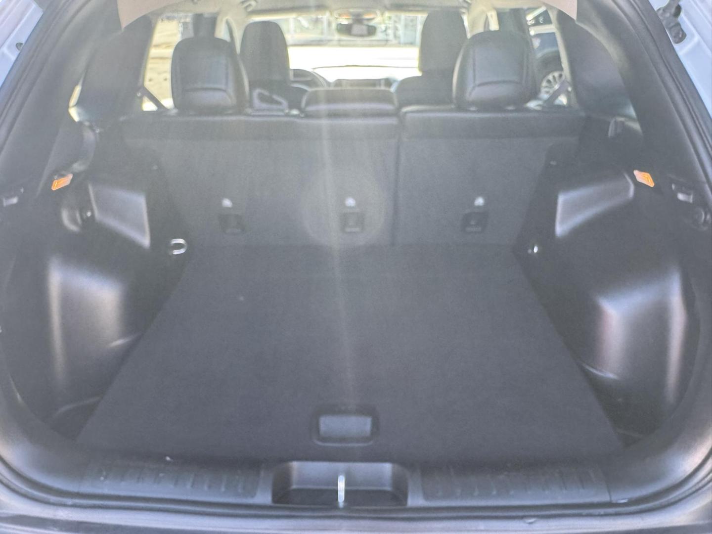 2022 WHITE /Grey Jeep Cherokee Trailhawk 4WD (1C4PJMBXXND) with an 3.2L V6 DOHC 24V engine, 9A transmission, located at 116 5th Avenue South, Lewistown, MT, 59457, 47.063877, -109.427879 - Adventure meets everyday comfort in this 2022 Jeep Cherokee Trailhawk, a rugged SUV that’s just as at home on city streets as it is on backcountry trails. This one-owner vehicle comes with a clean CarFax, giving you confidence in its history and care. The Trailhawk trim is built for capability, w - Photo#9