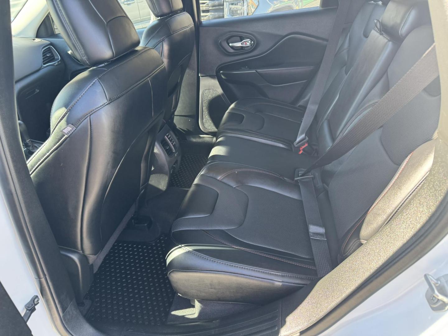 2022 WHITE /Grey Jeep Cherokee Trailhawk 4WD (1C4PJMBXXND) with an 3.2L V6 DOHC 24V engine, 9A transmission, located at 116 5th Avenue South, Lewistown, MT, 59457, 47.063877, -109.427879 - Adventure meets everyday comfort in this 2022 Jeep Cherokee Trailhawk, a rugged SUV that’s just as at home on city streets as it is on backcountry trails. This one-owner vehicle comes with a clean CarFax, giving you confidence in its history and care. The Trailhawk trim is built for capability, w - Photo#10