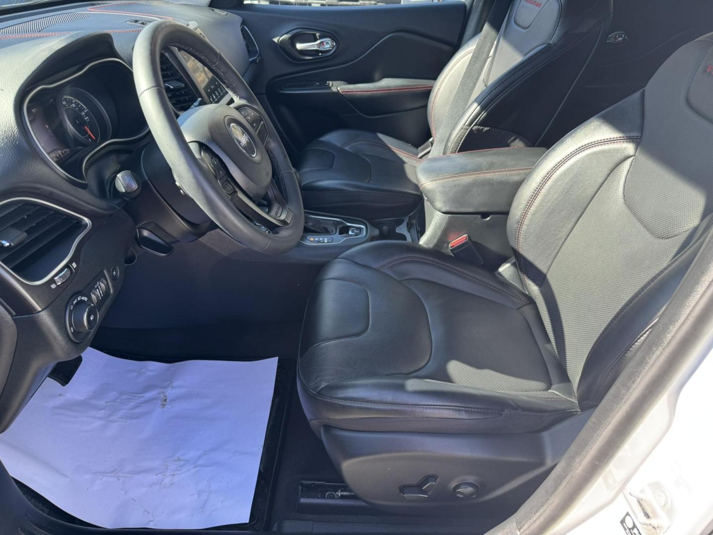 2022 WHITE /Grey Jeep Cherokee Trailhawk 4WD (1C4PJMBXXND) with an 3.2L V6 DOHC 24V engine, 9A transmission, located at 116 5th Avenue South, Lewistown, MT, 59457, 47.063877, -109.427879 - Adventure meets everyday comfort in this 2022 Jeep Cherokee Trailhawk, a rugged SUV that’s just as at home on city streets as it is on backcountry trails. This one-owner vehicle comes with a clean CarFax, giving you confidence in its history and care. The Trailhawk trim is built for capability, w - Photo#11