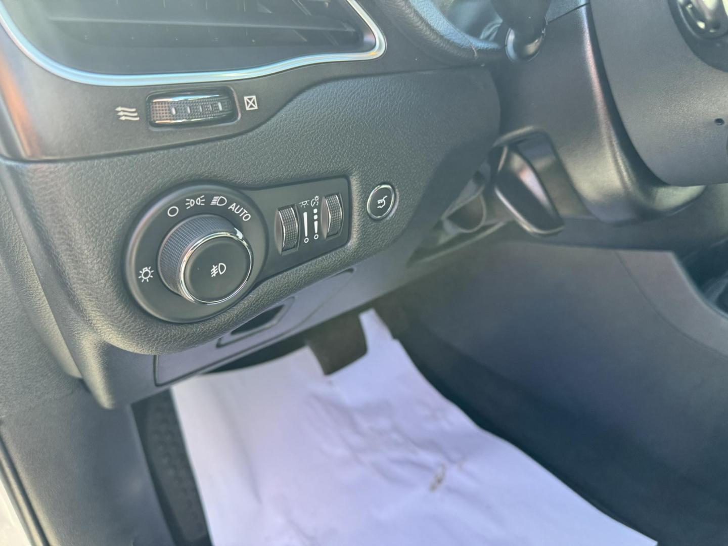 2022 WHITE /Grey Jeep Cherokee Trailhawk 4WD (1C4PJMBXXND) with an 3.2L V6 DOHC 24V engine, 9A transmission, located at 116 5th Avenue South, Lewistown, MT, 59457, 47.063877, -109.427879 - Adventure meets everyday comfort in this 2022 Jeep Cherokee Trailhawk, a rugged SUV that’s just as at home on city streets as it is on backcountry trails. This one-owner vehicle comes with a clean CarFax, giving you confidence in its history and care. The Trailhawk trim is built for capability, w - Photo#13