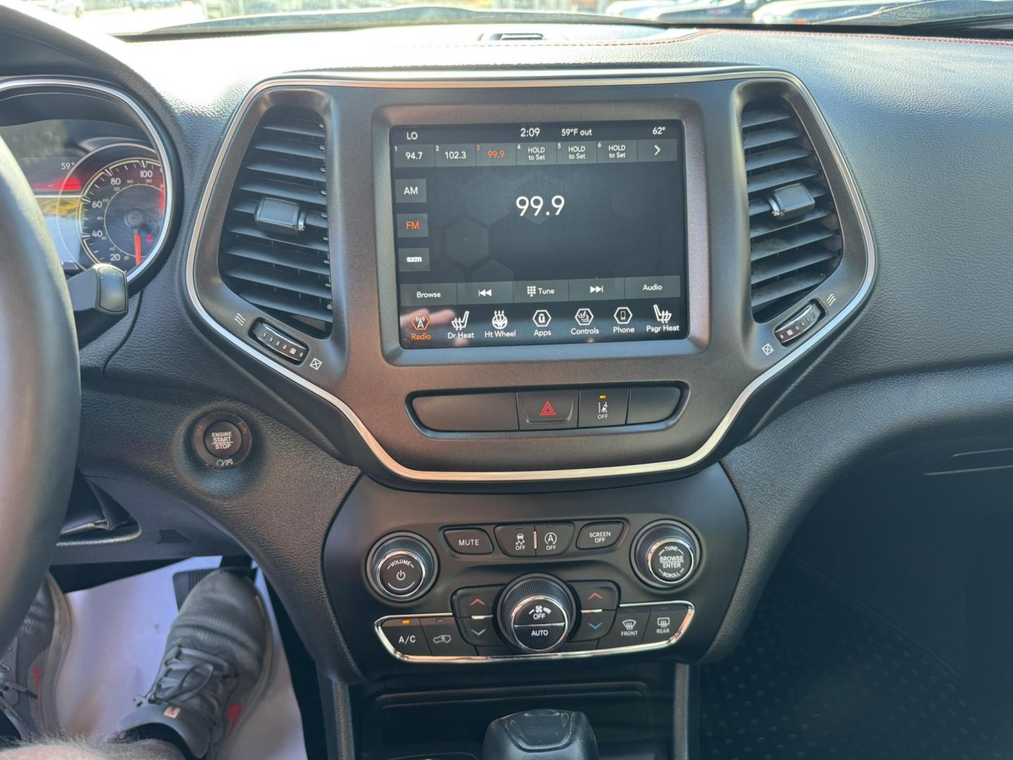 2022 WHITE /Grey Jeep Cherokee Trailhawk 4WD (1C4PJMBXXND) with an 3.2L V6 DOHC 24V engine, 9A transmission, located at 116 5th Avenue South, Lewistown, MT, 59457, 47.063877, -109.427879 - Adventure meets everyday comfort in this 2022 Jeep Cherokee Trailhawk, a rugged SUV that’s just as at home on city streets as it is on backcountry trails. This one-owner vehicle comes with a clean CarFax, giving you confidence in its history and care. The Trailhawk trim is built for capability, w - Photo#17