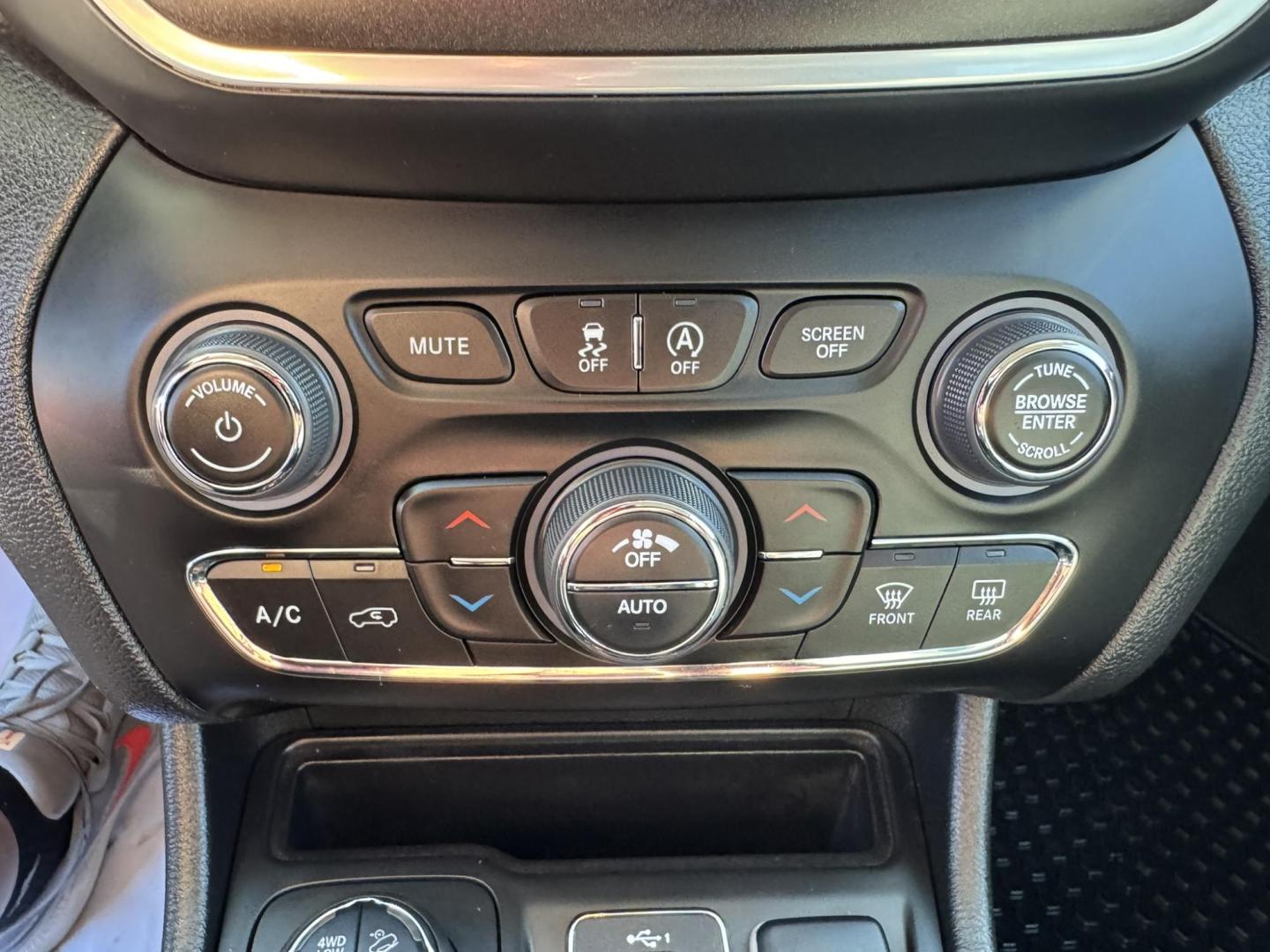 2022 WHITE /Grey Jeep Cherokee Trailhawk 4WD (1C4PJMBXXND) with an 3.2L V6 DOHC 24V engine, 9A transmission, located at 116 5th Avenue South, Lewistown, MT, 59457, 47.063877, -109.427879 - Adventure meets everyday comfort in this 2022 Jeep Cherokee Trailhawk, a rugged SUV that’s just as at home on city streets as it is on backcountry trails. This one-owner vehicle comes with a clean CarFax, giving you confidence in its history and care. The Trailhawk trim is built for capability, w - Photo#20