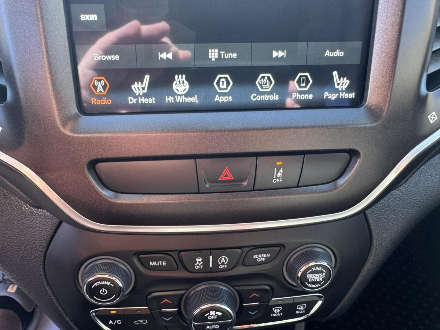 2022 WHITE /Grey Jeep Cherokee Trailhawk 4WD (1C4PJMBXXND) with an 3.2L V6 DOHC 24V engine, 9A transmission, located at 116 5th Avenue South, Lewistown, MT, 59457, 47.063877, -109.427879 - Adventure meets everyday comfort in this 2022 Jeep Cherokee Trailhawk, a rugged SUV that’s just as at home on city streets as it is on backcountry trails. This one-owner vehicle comes with a clean CarFax, giving you confidence in its history and care. The Trailhawk trim is built for capability, w - Photo#21