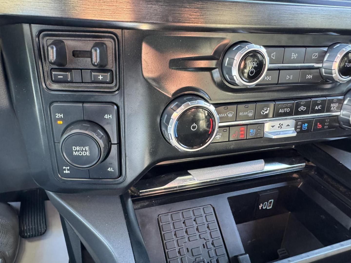 2023 Grey /Black Ford F-350 SD Lariat Crew Cab Long Bed 4WD (1FT8W3BN0PE) with an 7.3L V8 OHV 16V engine, 6A transmission, located at 116 5th Avenue South, Lewistown, MT, 59457, 47.063877, -109.427879 - Photo#24