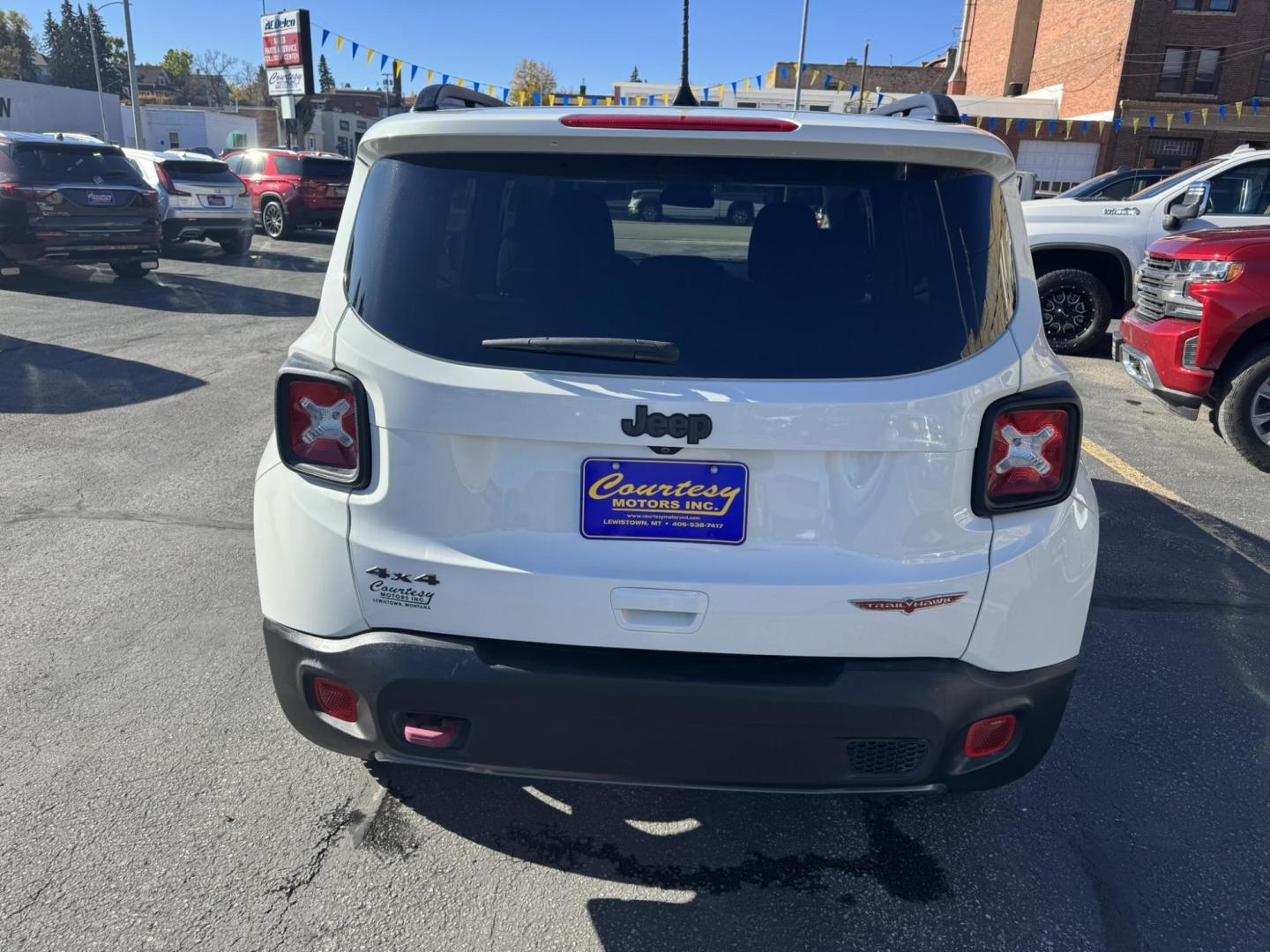 2019 WHITE /Black Jeep Renegade Trailhawk 4WD (ZACNJBC11KP) with an 2.4L L4 DOHC 16V TURBO engine, 9A transmission, located at 116 5th Avenue South, Lewistown, MT, 59457, 47.063877, -109.427879 - Photo#3