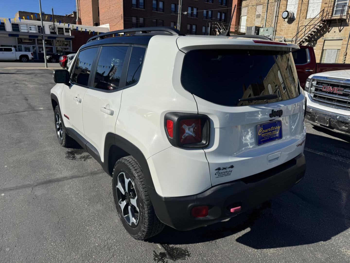 2019 WHITE /Black Jeep Renegade Trailhawk 4WD (ZACNJBC11KP) with an 2.4L L4 DOHC 16V TURBO engine, 9A transmission, located at 116 5th Avenue South, Lewistown, MT, 59457, 47.063877, -109.427879 - Photo#4