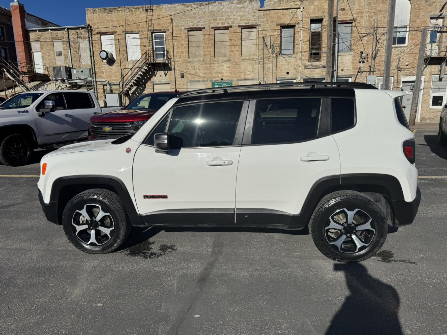 2019 WHITE /Black Jeep Renegade Trailhawk 4WD (ZACNJBC11KP) with an 2.4L L4 DOHC 16V TURBO engine, 9A transmission, located at 116 5th Avenue South, Lewistown, MT, 59457, 47.063877, -109.427879 - Photo#5