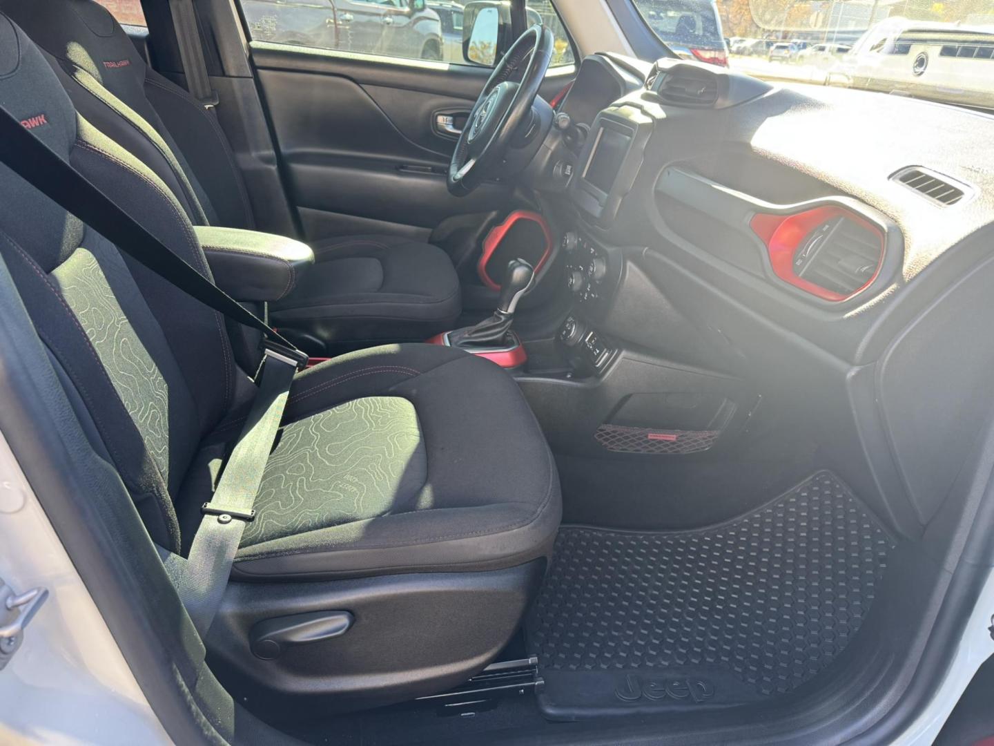 2019 WHITE /Black Jeep Renegade Trailhawk 4WD (ZACNJBC11KP) with an 2.4L L4 DOHC 16V TURBO engine, 9A transmission, located at 116 5th Avenue South, Lewistown, MT, 59457, 47.063877, -109.427879 - Photo#7