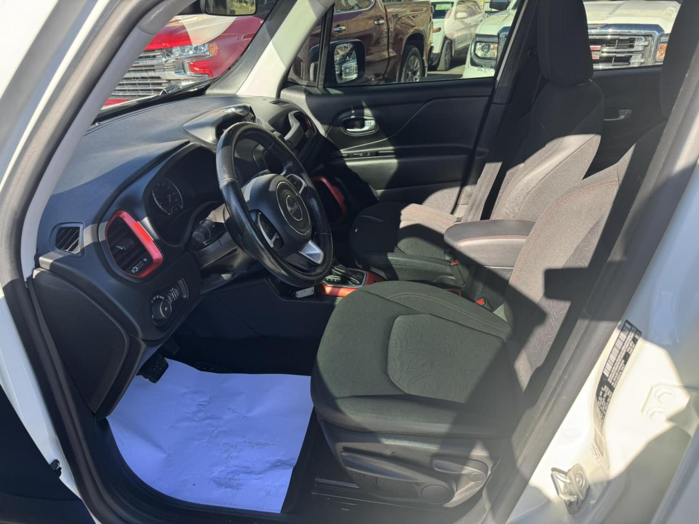 2019 WHITE /Black Jeep Renegade Trailhawk 4WD (ZACNJBC11KP) with an 2.4L L4 DOHC 16V TURBO engine, 9A transmission, located at 116 5th Avenue South, Lewistown, MT, 59457, 47.063877, -109.427879 - Photo#11