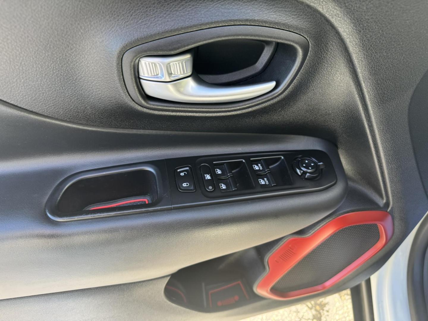 2019 WHITE /Black Jeep Renegade Trailhawk 4WD (ZACNJBC11KP) with an 2.4L L4 DOHC 16V TURBO engine, 9A transmission, located at 116 5th Avenue South, Lewistown, MT, 59457, 47.063877, -109.427879 - Photo#12
