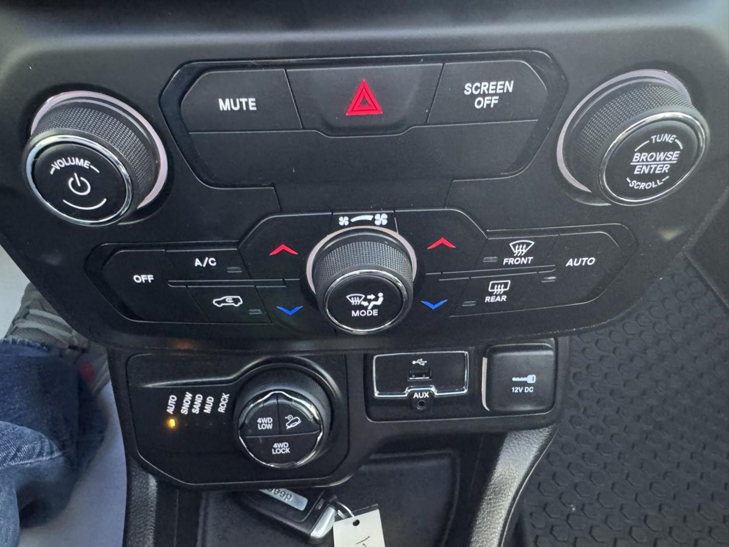 2019 WHITE /Black Jeep Renegade Trailhawk 4WD (ZACNJBC11KP) with an 2.4L L4 DOHC 16V TURBO engine, 9A transmission, located at 116 5th Avenue South, Lewistown, MT, 59457, 47.063877, -109.427879 - Photo#20
