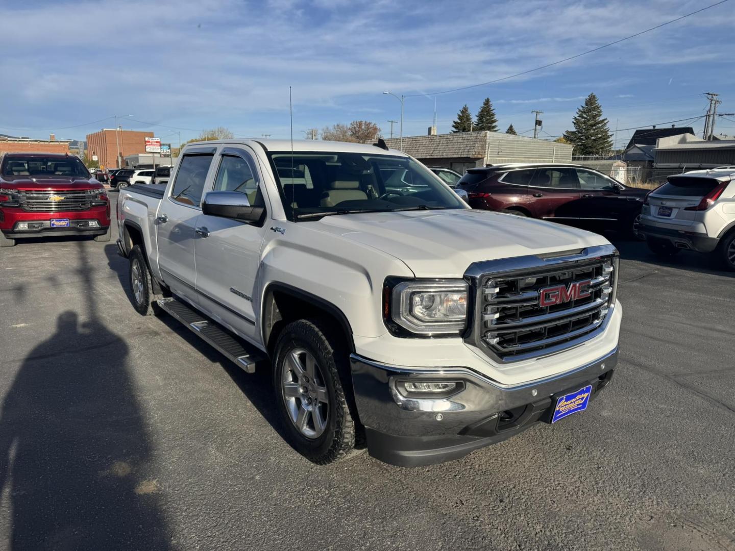 2018 WHITE /Tan GMC Sierra 1500 SLT Crew Cab Short Box 4WD (3GTU2NEC3JG) with an 5.3L V8 OHV 16V engine, 6A transmission, located at 116 5th Avenue South, Lewistown, MT, 59457, 47.063877, -109.427879 - Photo#0