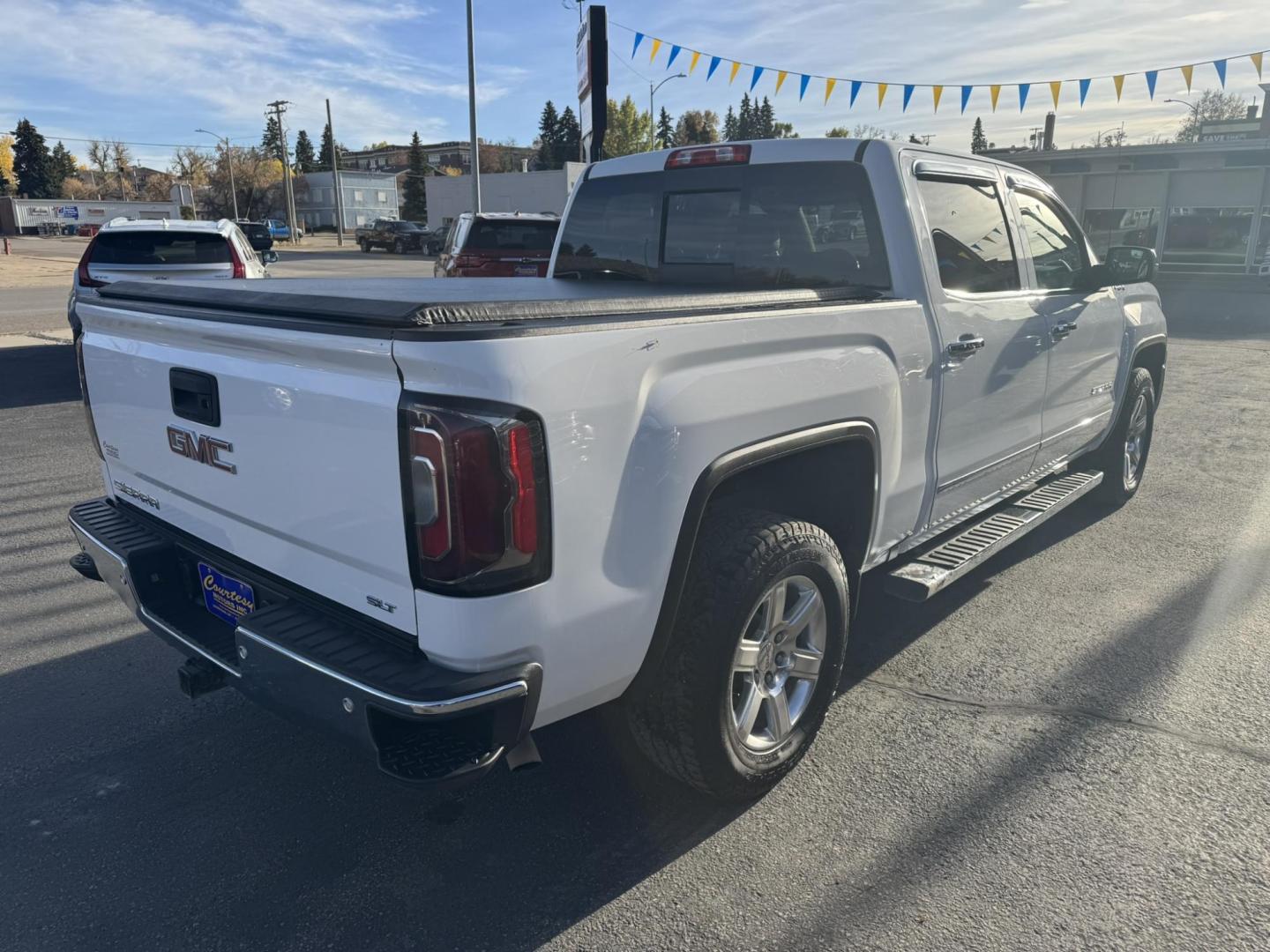 2018 WHITE /Tan GMC Sierra 1500 SLT Crew Cab Short Box 4WD (3GTU2NEC3JG) with an 5.3L V8 OHV 16V engine, 6A transmission, located at 116 5th Avenue South, Lewistown, MT, 59457, 47.063877, -109.427879 - Photo#2