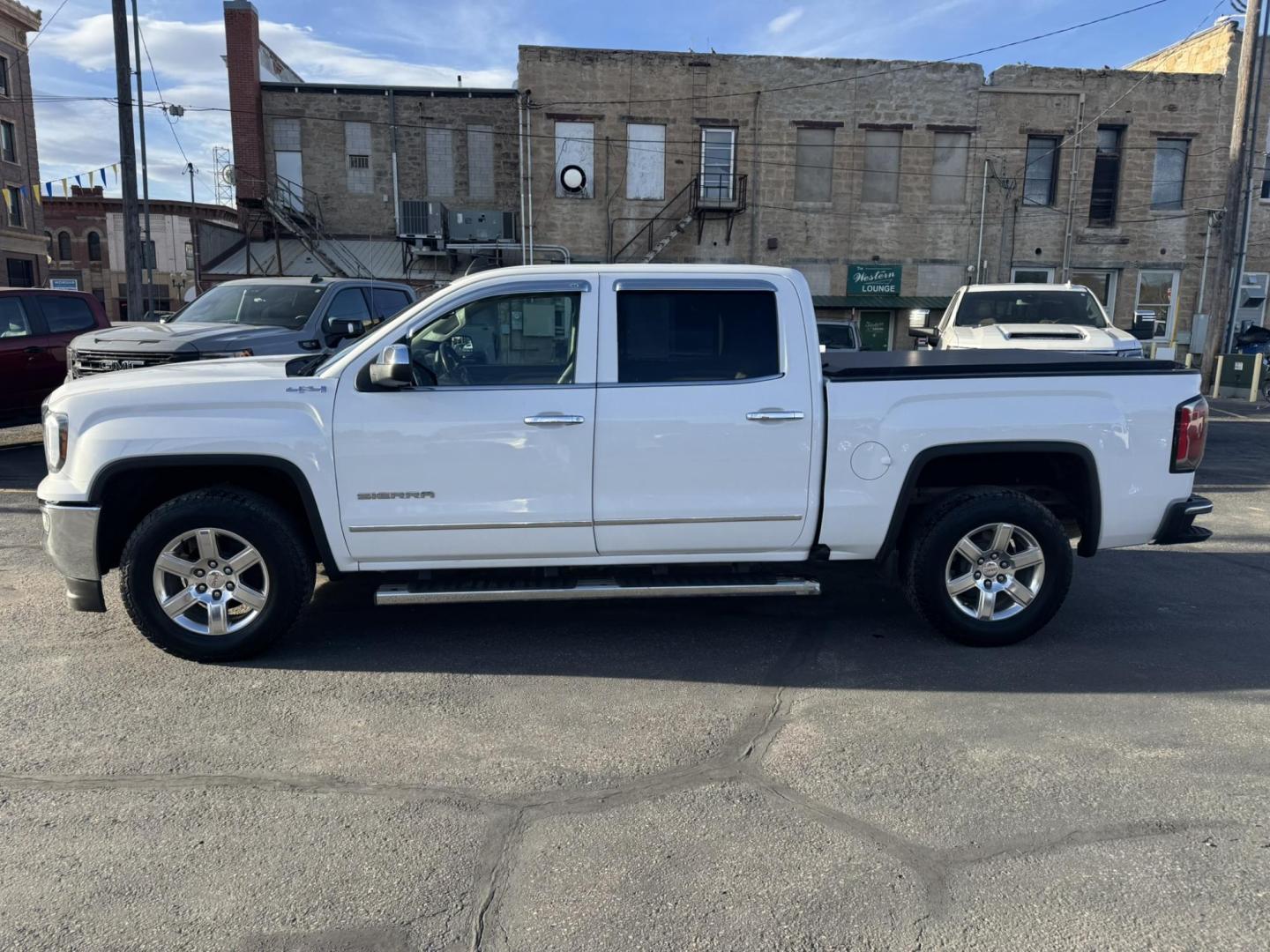 2018 WHITE /Tan GMC Sierra 1500 SLT Crew Cab Short Box 4WD (3GTU2NEC3JG) with an 5.3L V8 OHV 16V engine, 6A transmission, located at 116 5th Avenue South, Lewistown, MT, 59457, 47.063877, -109.427879 - Photo#5