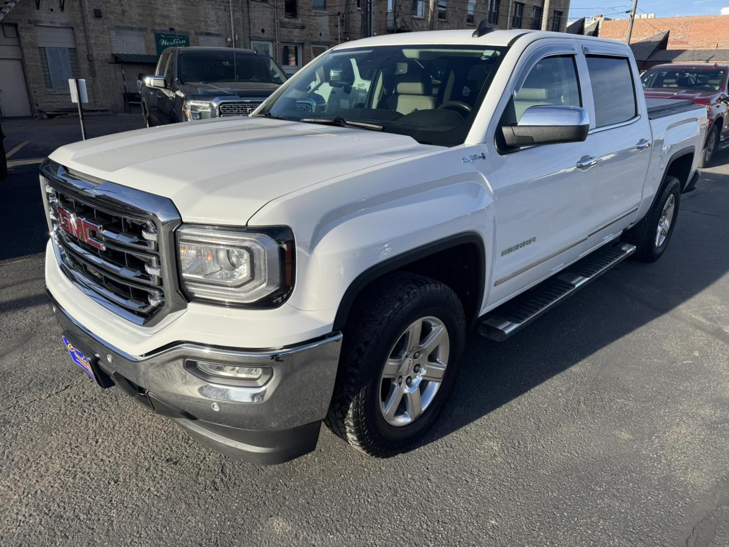 2018 WHITE /Tan GMC Sierra 1500 SLT Crew Cab Short Box 4WD (3GTU2NEC3JG) with an 5.3L V8 OHV 16V engine, 6A transmission, located at 116 5th Avenue South, Lewistown, MT, 59457, 47.063877, -109.427879 - Photo#6