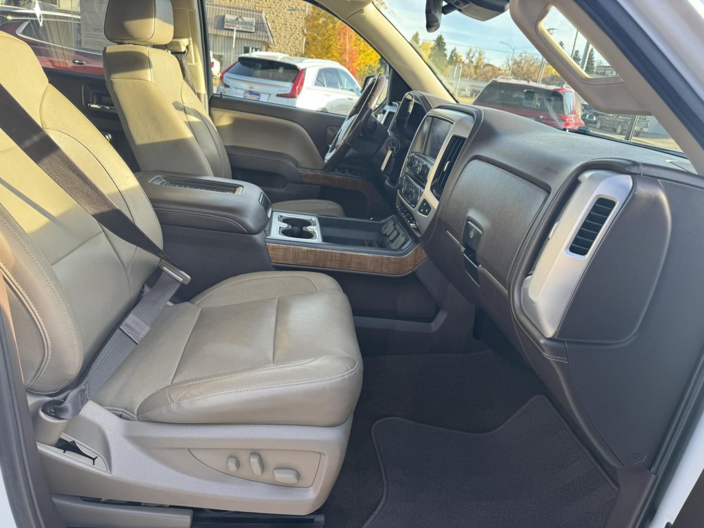 2018 WHITE /Tan GMC Sierra 1500 SLT Crew Cab Short Box 4WD (3GTU2NEC3JG) with an 5.3L V8 OHV 16V engine, 6A transmission, located at 116 5th Avenue South, Lewistown, MT, 59457, 47.063877, -109.427879 - Photo#7