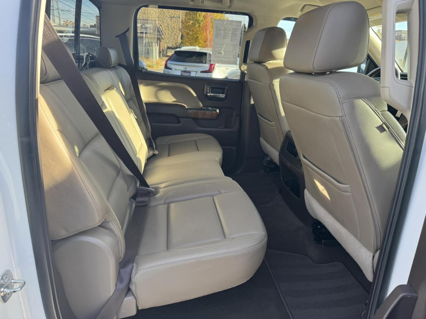 2018 WHITE /Tan GMC Sierra 1500 SLT Crew Cab Short Box 4WD (3GTU2NEC3JG) with an 5.3L V8 OHV 16V engine, 6A transmission, located at 116 5th Avenue South, Lewistown, MT, 59457, 47.063877, -109.427879 - Photo#8