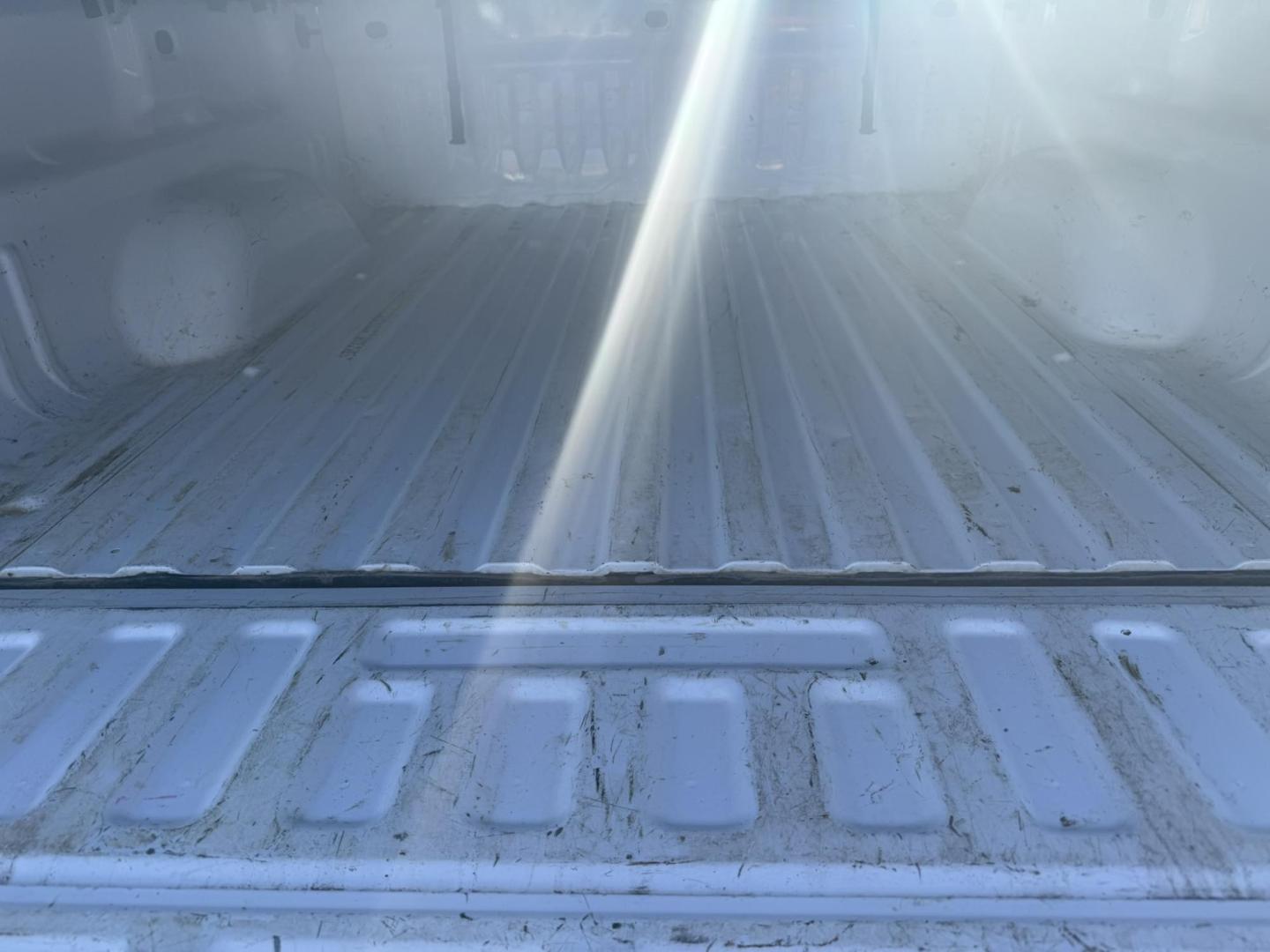 2018 WHITE /Tan GMC Sierra 1500 SLT Crew Cab Short Box 4WD (3GTU2NEC3JG) with an 5.3L V8 OHV 16V engine, 6A transmission, located at 116 5th Avenue South, Lewistown, MT, 59457, 47.063877, -109.427879 - Photo#9