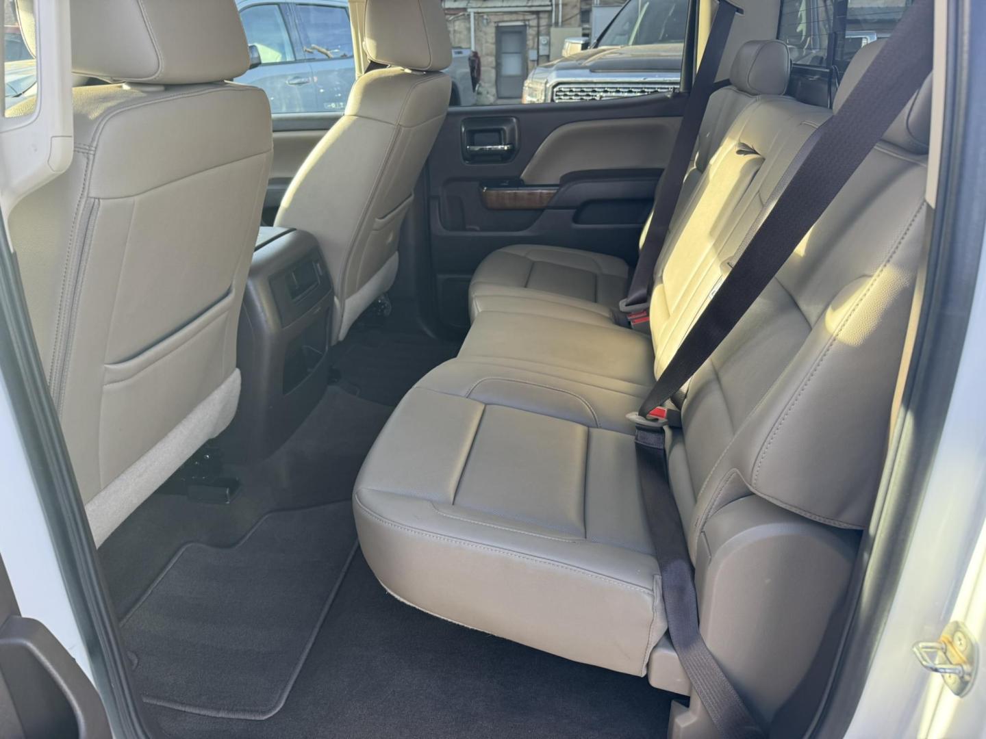 2018 WHITE /Tan GMC Sierra 1500 SLT Crew Cab Short Box 4WD (3GTU2NEC3JG) with an 5.3L V8 OHV 16V engine, 6A transmission, located at 116 5th Avenue South, Lewistown, MT, 59457, 47.063877, -109.427879 - Photo#10