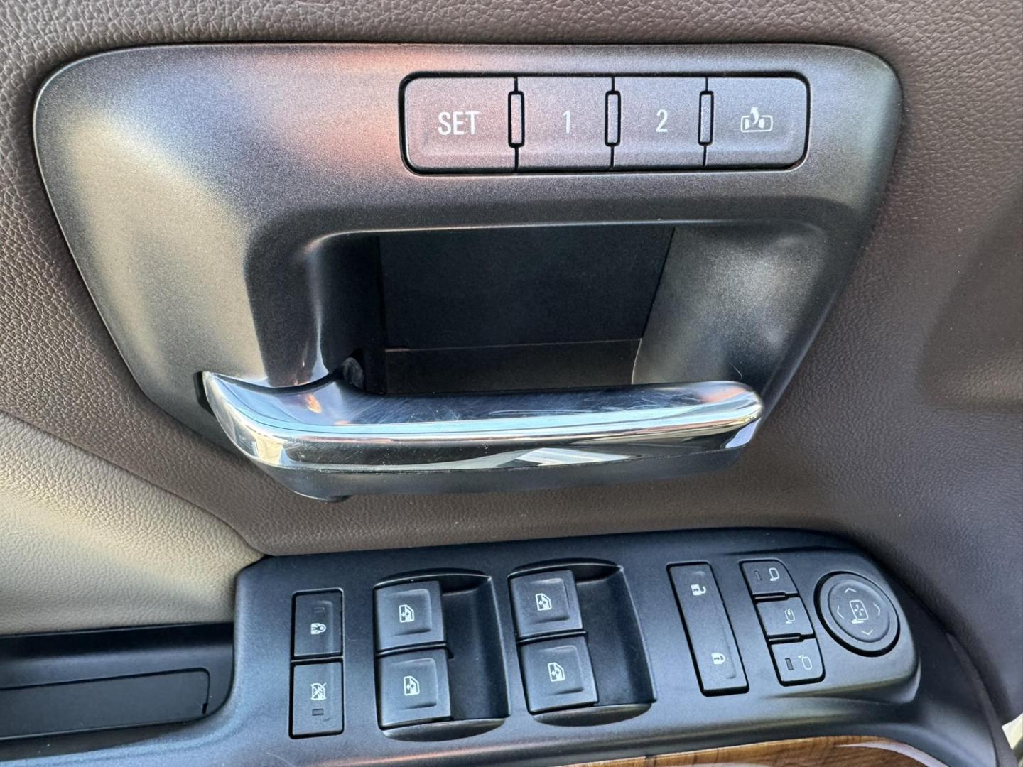 2018 WHITE /Tan GMC Sierra 1500 SLT Crew Cab Short Box 4WD (3GTU2NEC3JG) with an 5.3L V8 OHV 16V engine, 6A transmission, located at 116 5th Avenue South, Lewistown, MT, 59457, 47.063877, -109.427879 - Photo#11