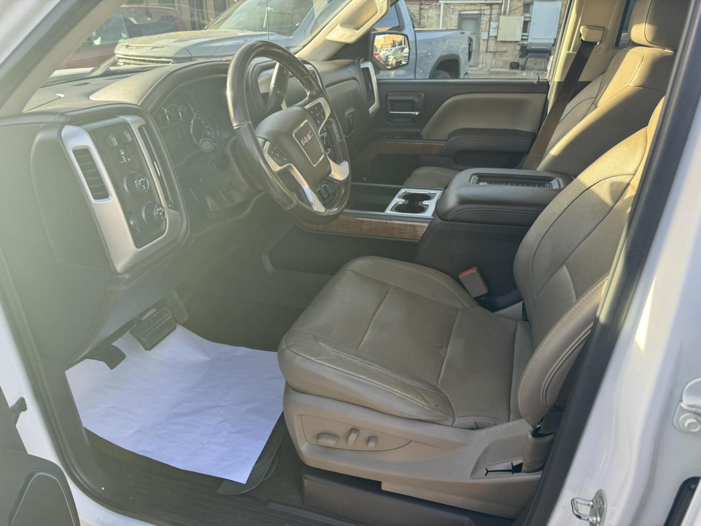 2018 WHITE /Tan GMC Sierra 1500 SLT Crew Cab Short Box 4WD (3GTU2NEC3JG) with an 5.3L V8 OHV 16V engine, 6A transmission, located at 116 5th Avenue South, Lewistown, MT, 59457, 47.063877, -109.427879 - Photo#12