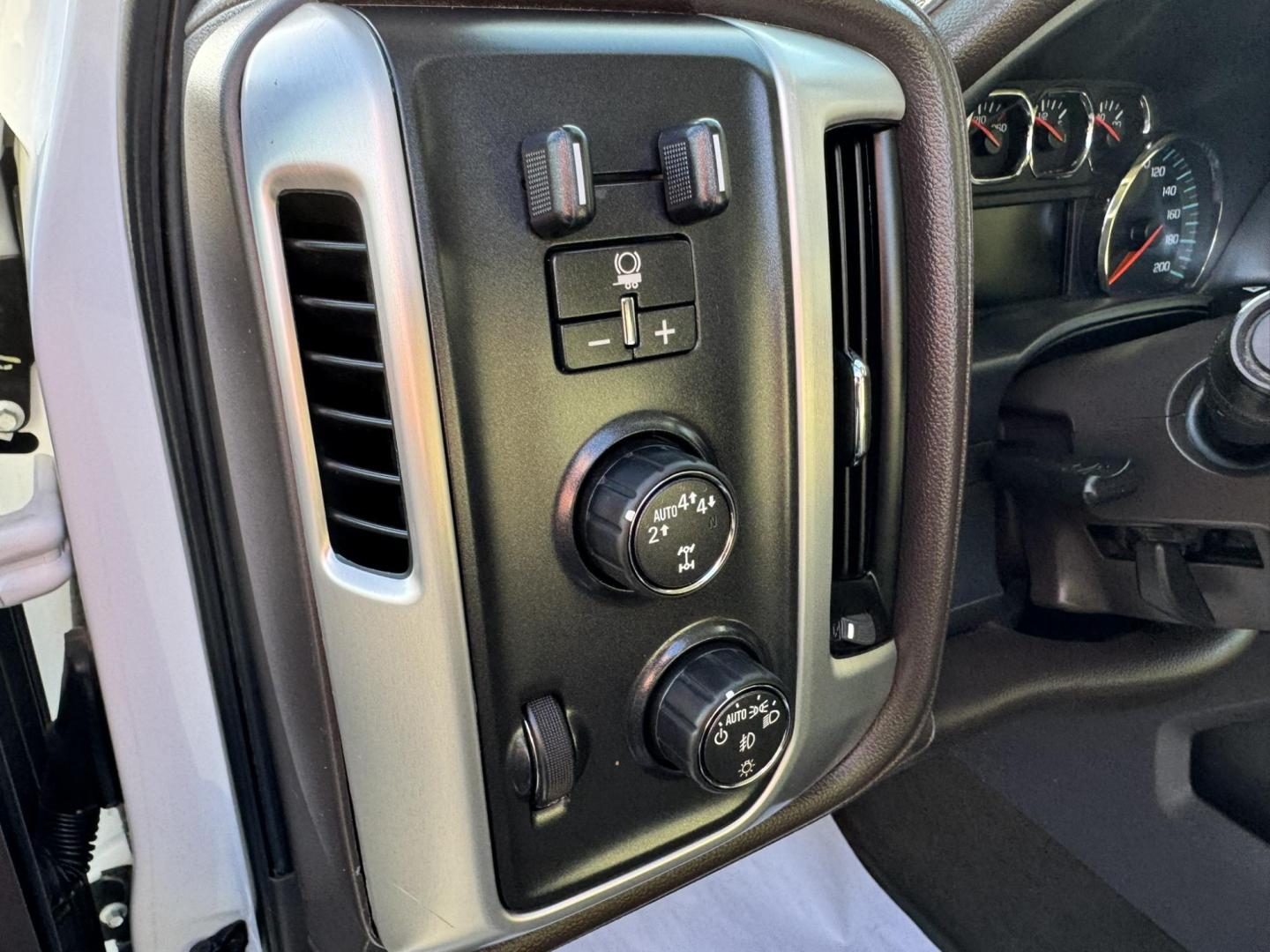 2018 WHITE /Tan GMC Sierra 1500 SLT Crew Cab Short Box 4WD (3GTU2NEC3JG) with an 5.3L V8 OHV 16V engine, 6A transmission, located at 116 5th Avenue South, Lewistown, MT, 59457, 47.063877, -109.427879 - Photo#13