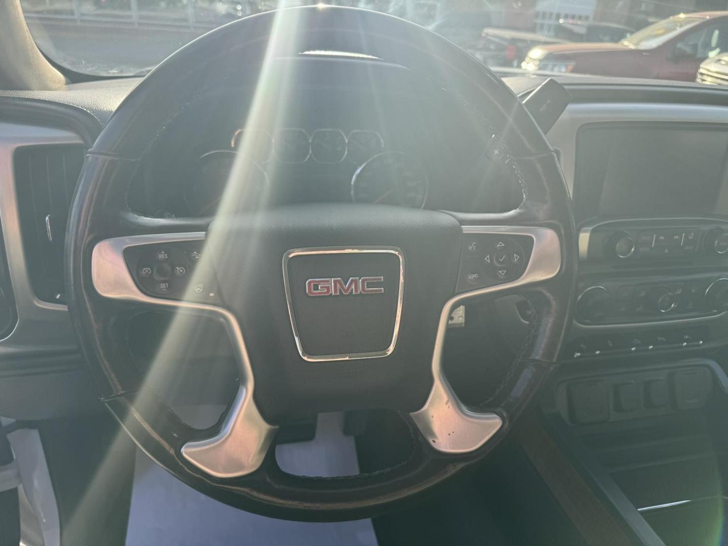 2018 WHITE /Tan GMC Sierra 1500 SLT Crew Cab Short Box 4WD (3GTU2NEC3JG) with an 5.3L V8 OHV 16V engine, 6A transmission, located at 116 5th Avenue South, Lewistown, MT, 59457, 47.063877, -109.427879 - Photo#14