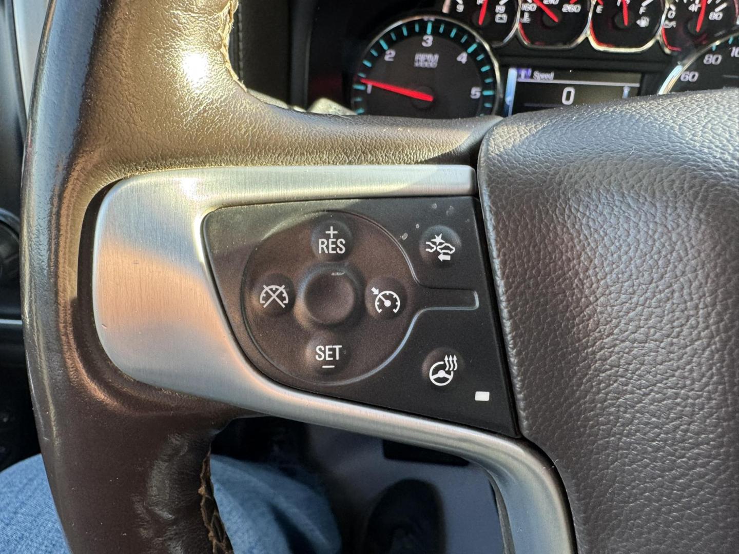 2018 WHITE /Tan GMC Sierra 1500 SLT Crew Cab Short Box 4WD (3GTU2NEC3JG) with an 5.3L V8 OHV 16V engine, 6A transmission, located at 116 5th Avenue South, Lewistown, MT, 59457, 47.063877, -109.427879 - Photo#16