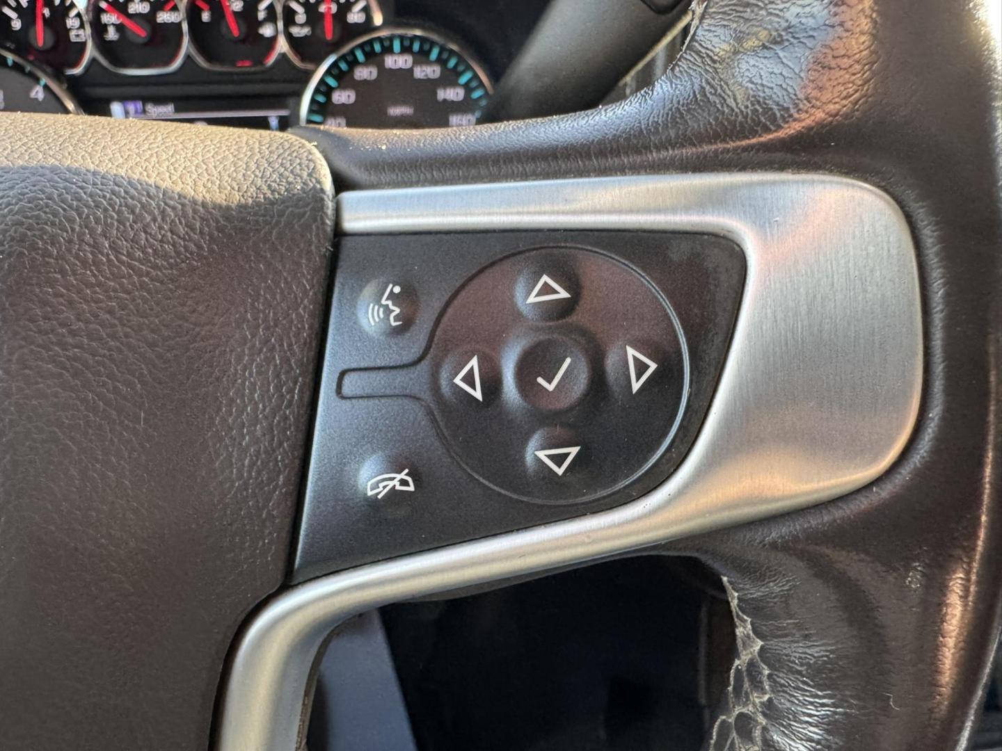 2018 WHITE /Tan GMC Sierra 1500 SLT Crew Cab Short Box 4WD (3GTU2NEC3JG) with an 5.3L V8 OHV 16V engine, 6A transmission, located at 116 5th Avenue South, Lewistown, MT, 59457, 47.063877, -109.427879 - Photo#17